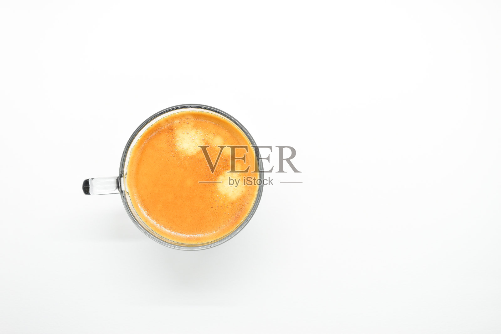 热黑咖啡放在白色的桌子背景上照片摄影图片