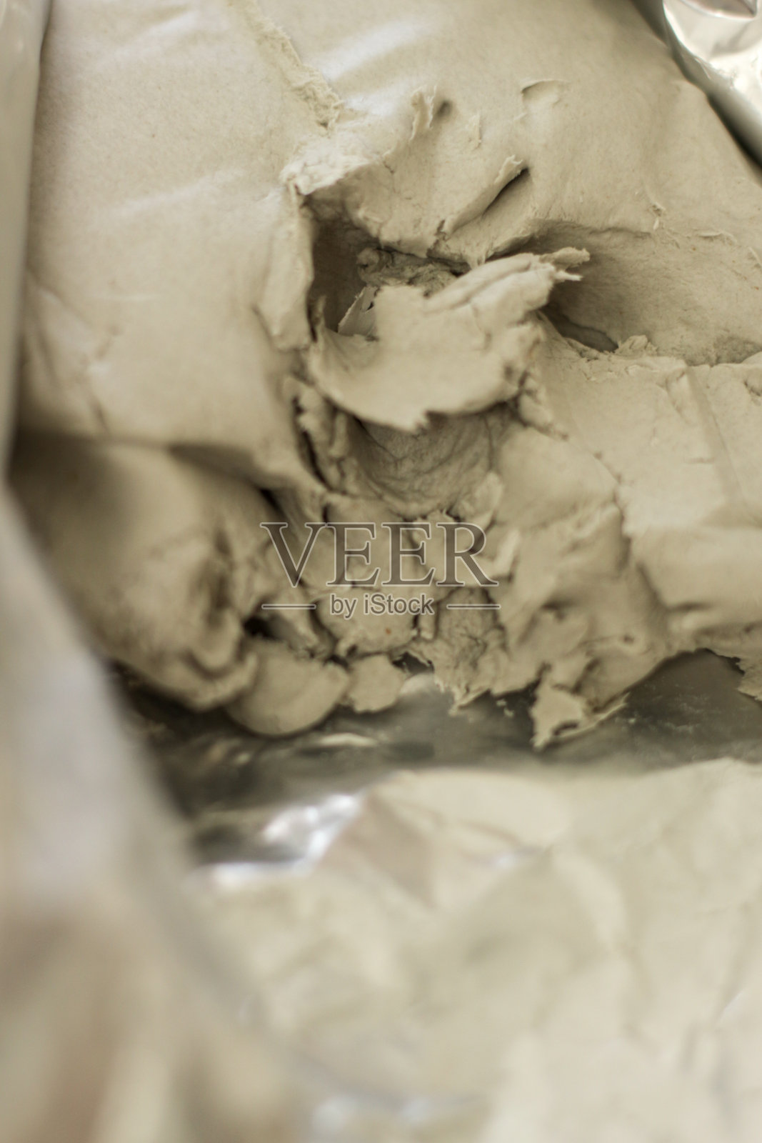 灰色造型粘土。用铝制的粘土面团包装照片摄影图片