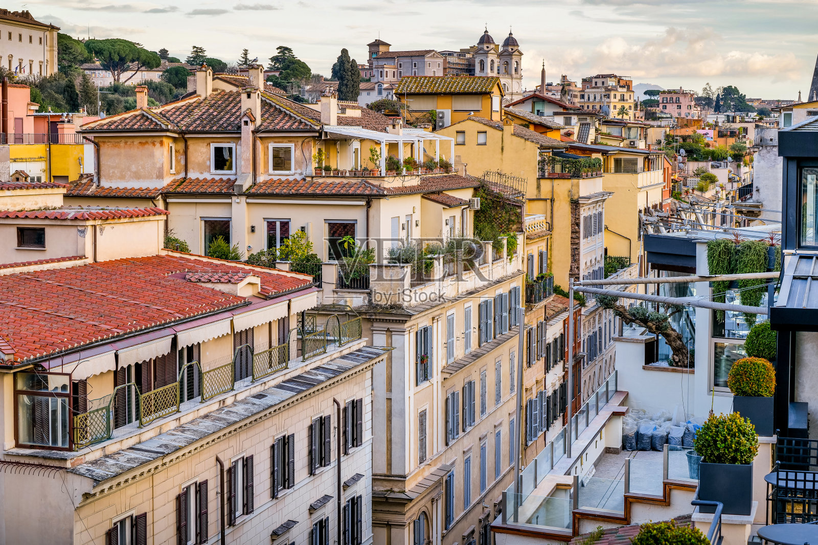 位于罗马中心的西班牙广场的屋顶上的田园诗般的城市景观照片摄影图片