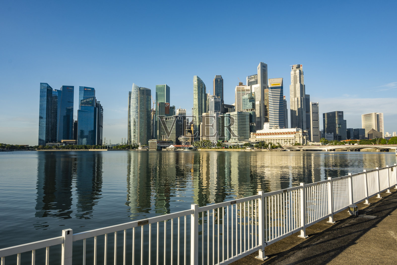 俯瞰滨海湾朝向日出时的新加坡城市天际线照片摄影图片