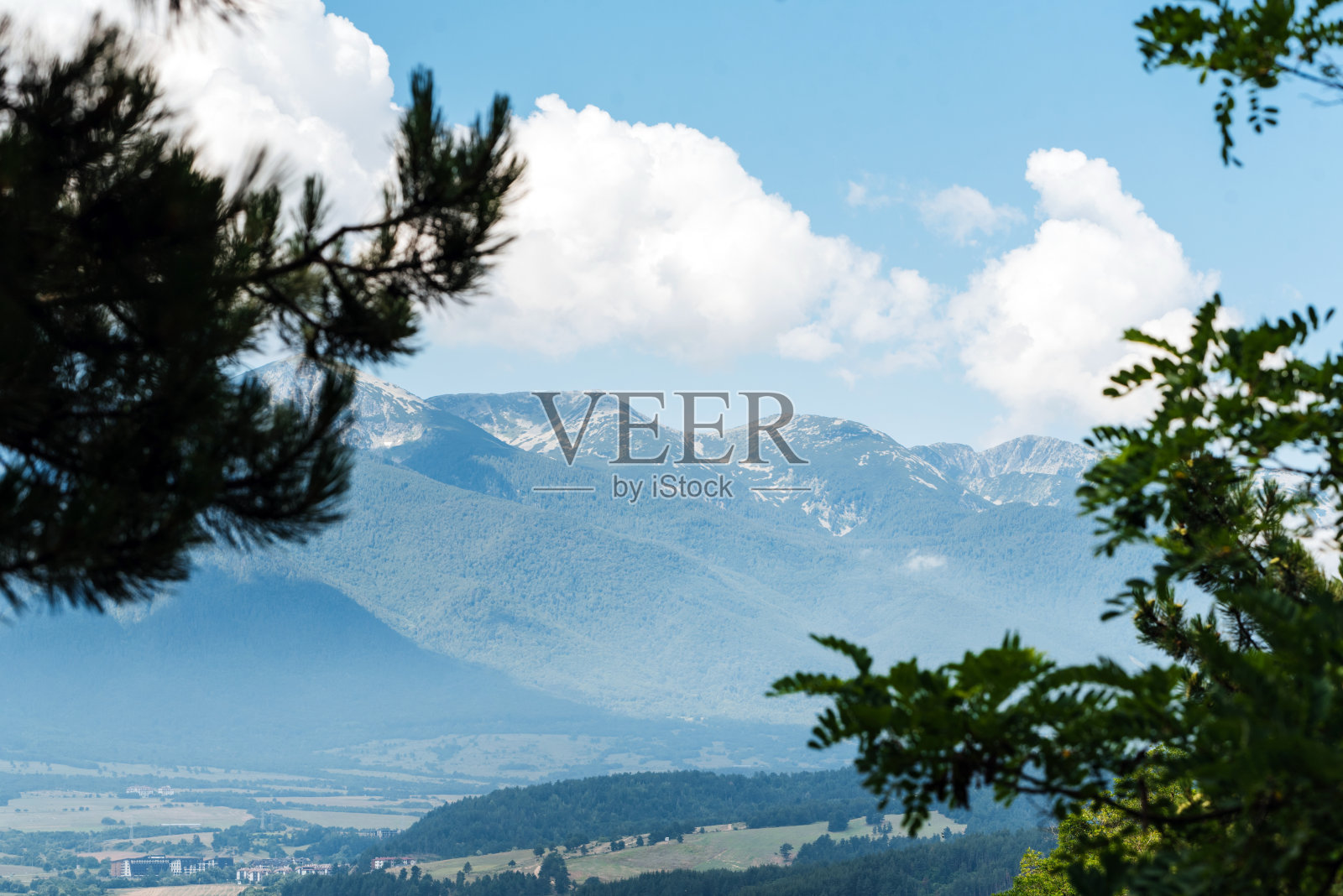 阳光明媚的夏日里美丽的群山照片摄影图片