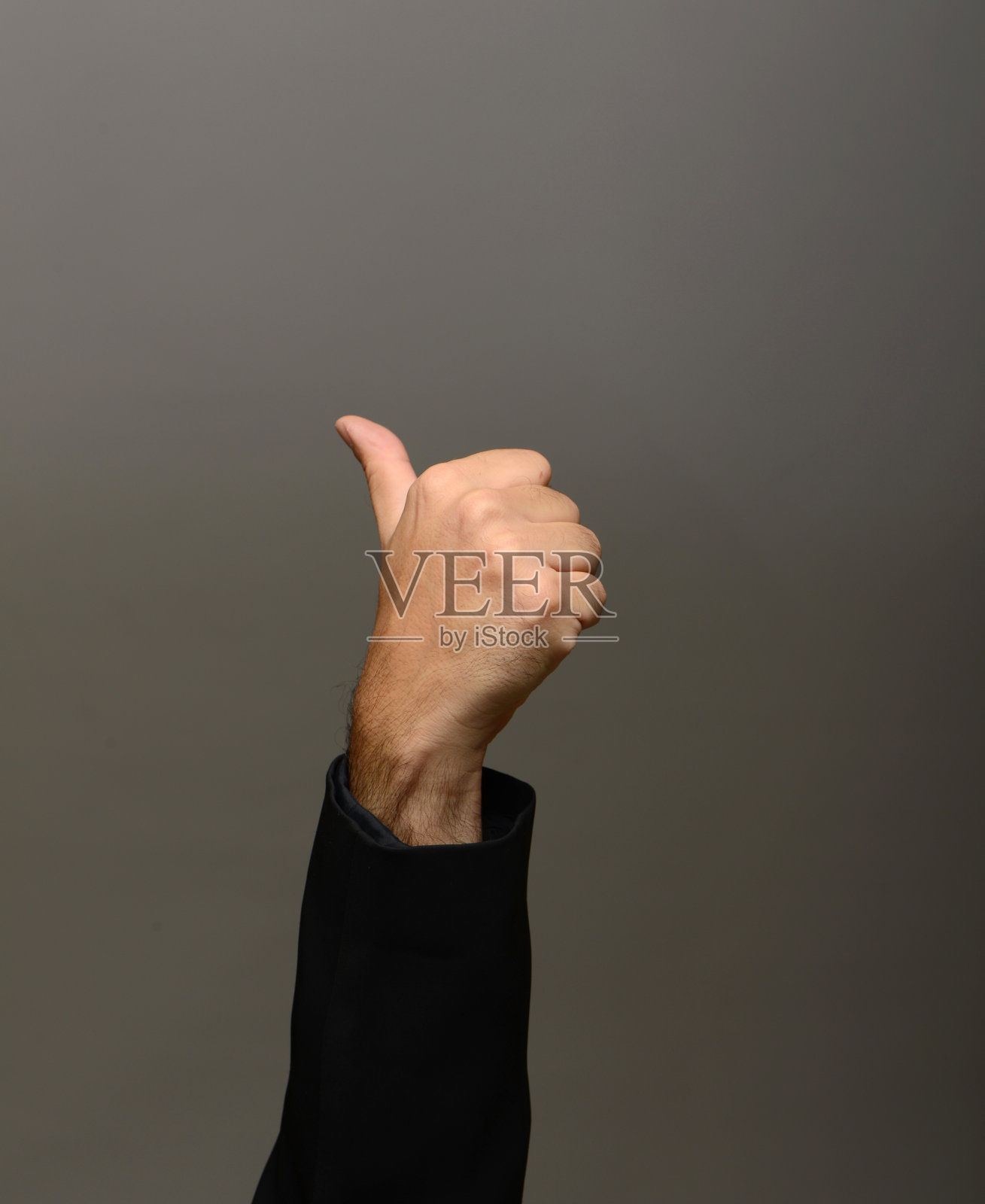 男子竖起大拇指为灰色欢呼照片摄影图片