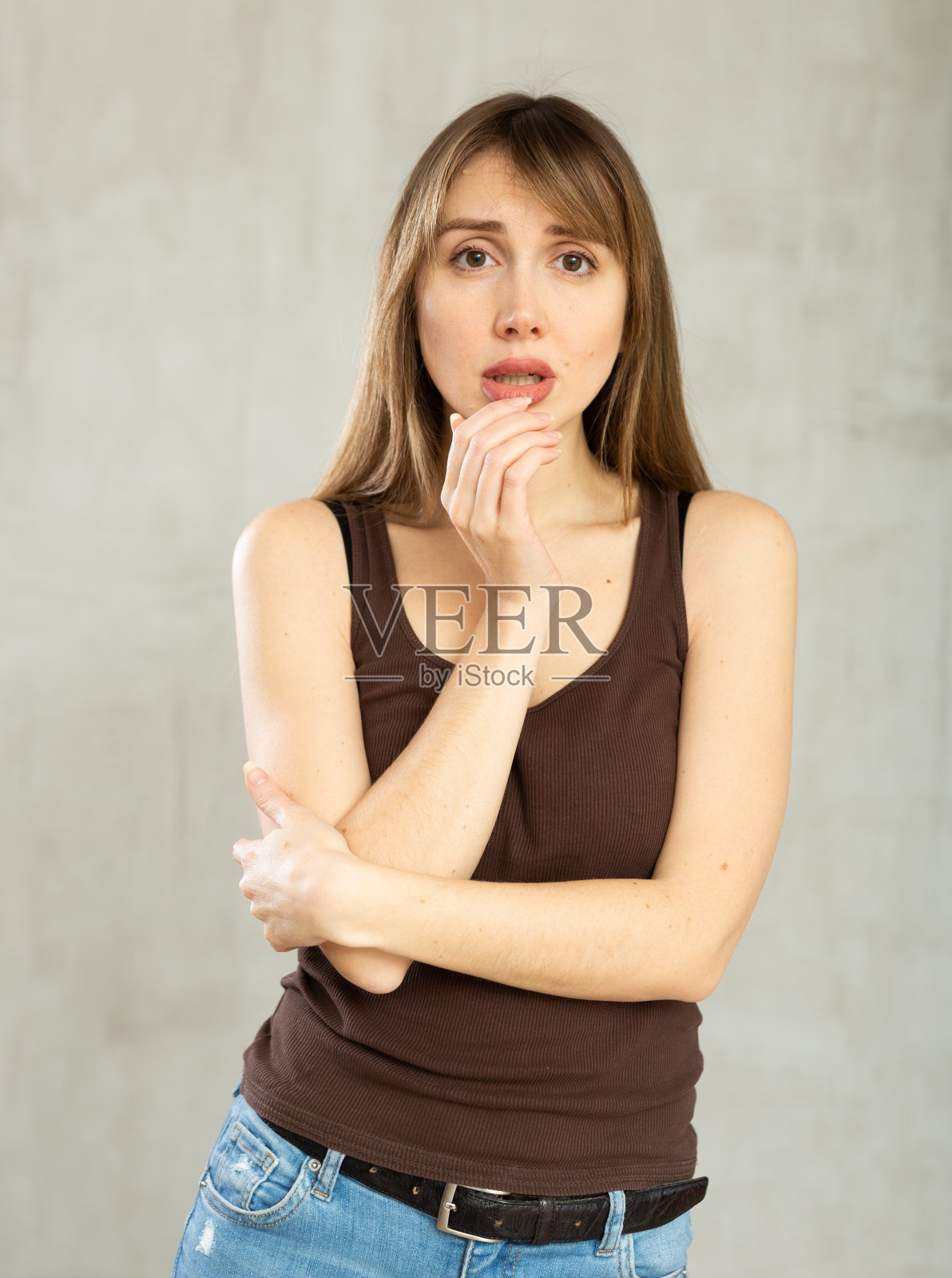 心烦意乱的年轻女子在工作室摆姿势照片摄影图片