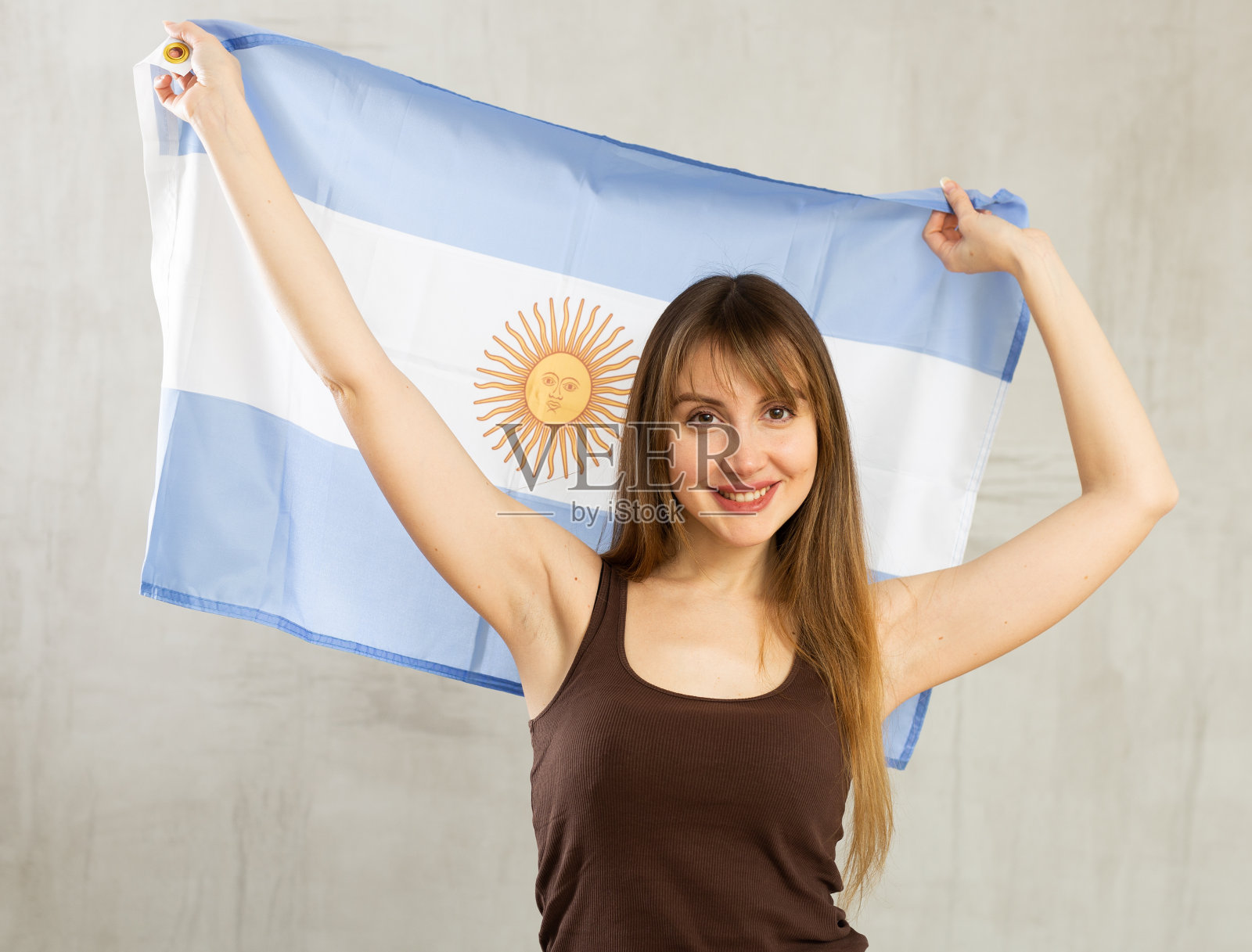 年轻快乐的女人拿着阿根廷国旗照片摄影图片