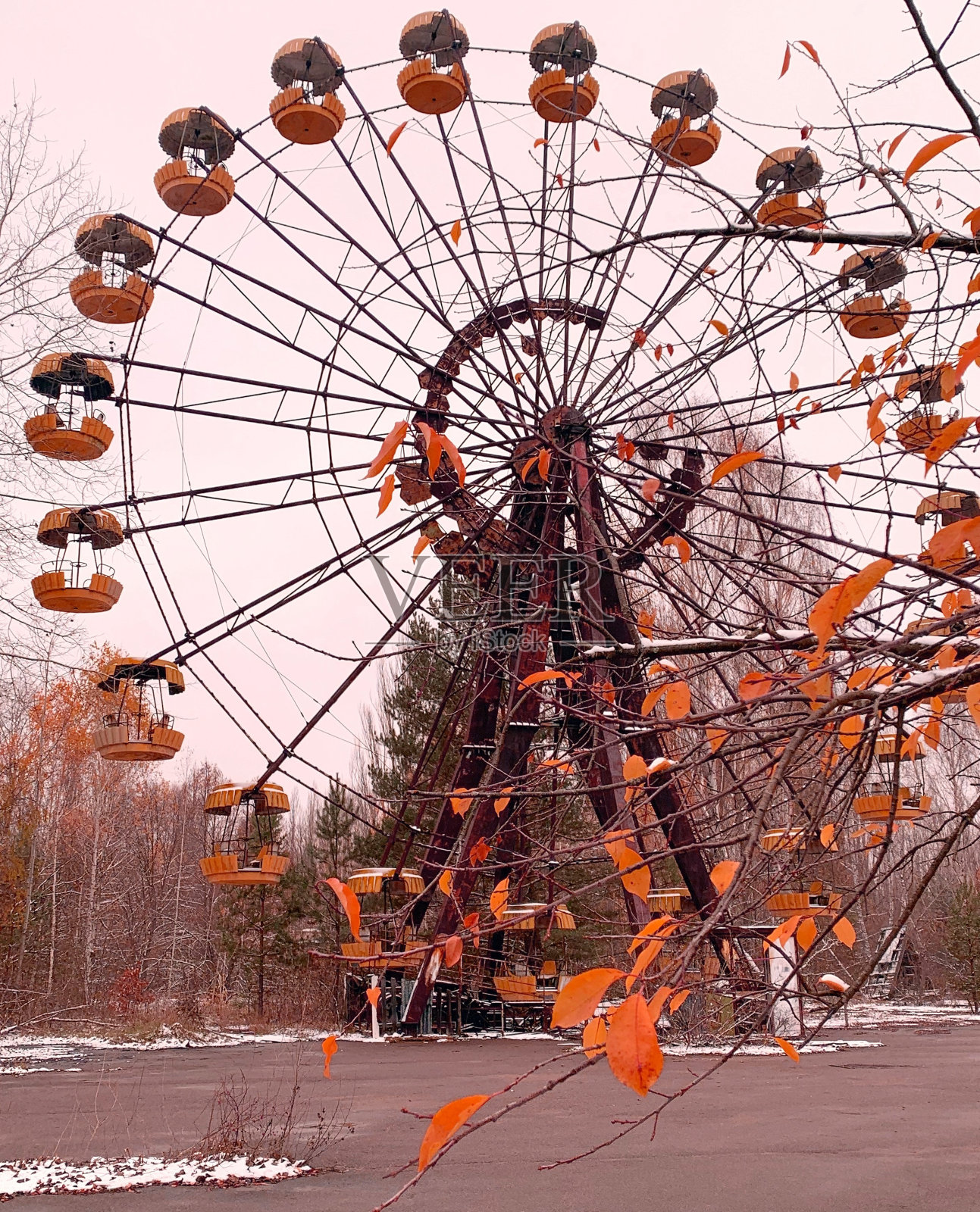 乌克兰切尔诺贝利禁区生锈的摩天轮在废弃的普里皮亚季鬼城，秋天的老游乐园。照片摄影图片