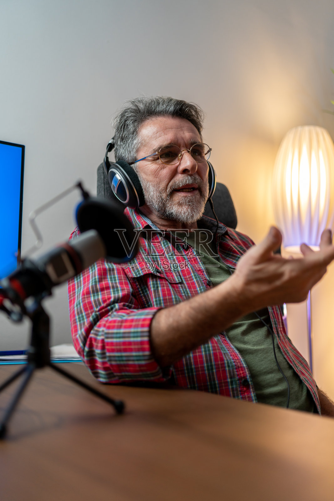 成熟的男人在录音室录制播客照片摄影图片