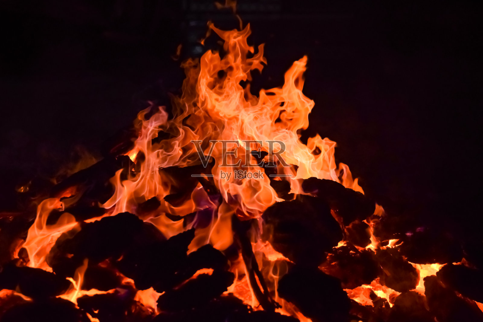 火焰火焰在黑色背景，火焰火焰纹理的背景，美丽，火是燃烧，火火焰与木材和牛粪篝火照片摄影图片