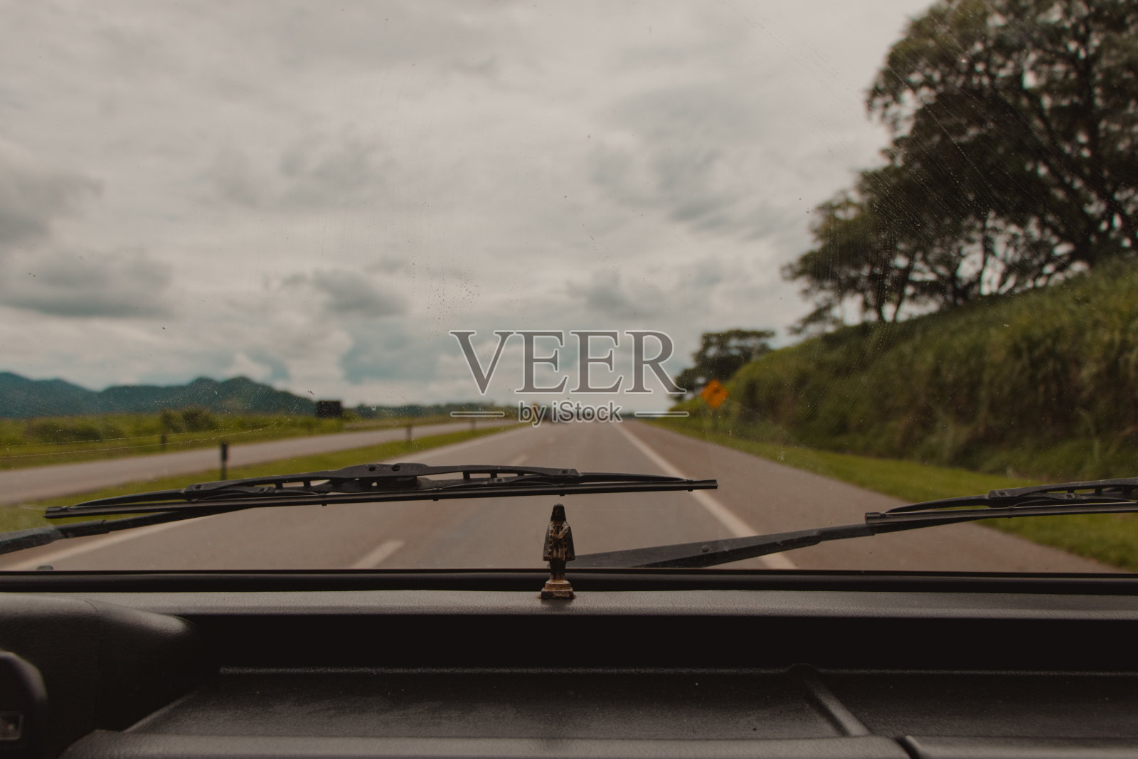 圣人保护旅行的道路照片摄影图片