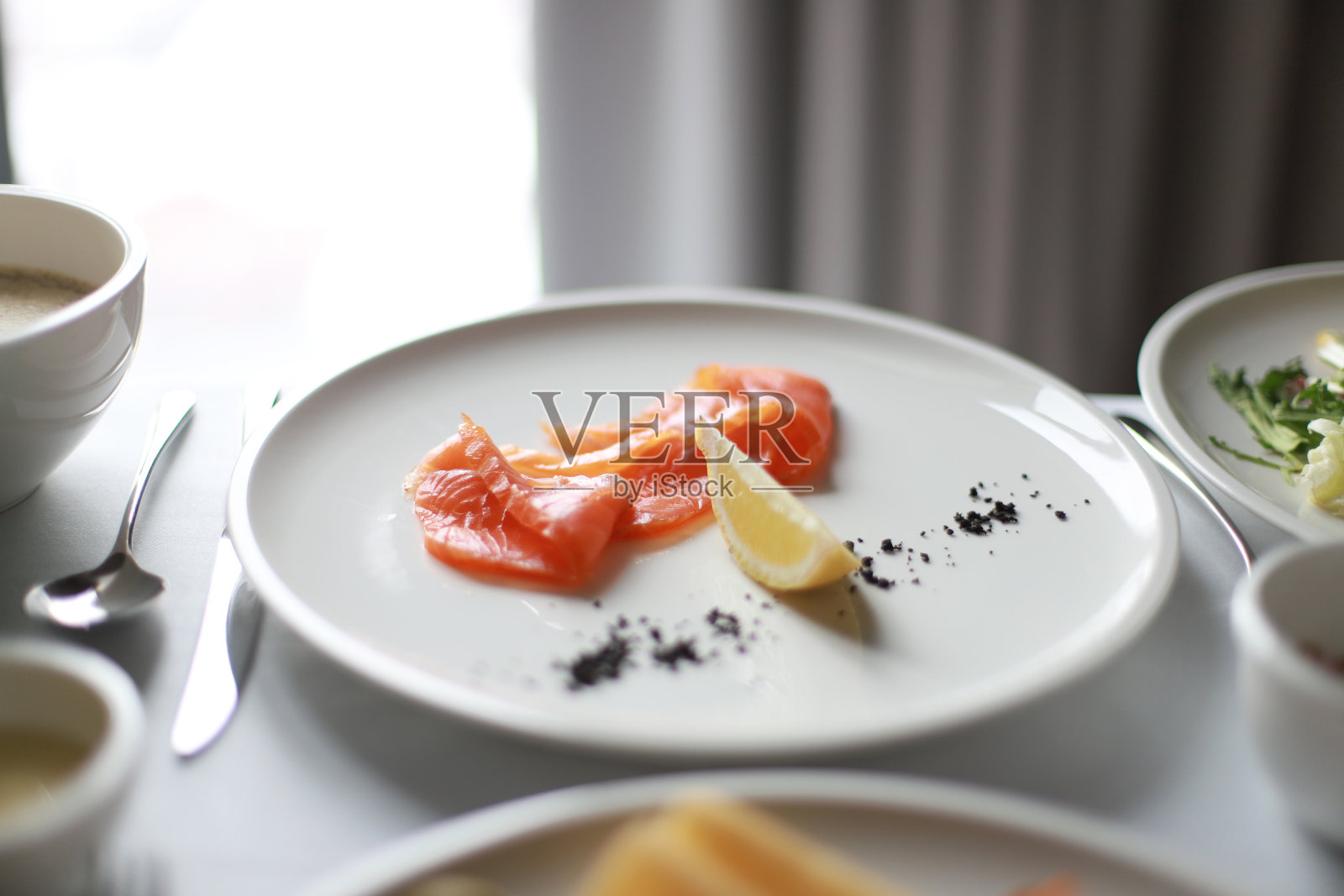 咸鲑鱼加柠檬早餐照片摄影图片