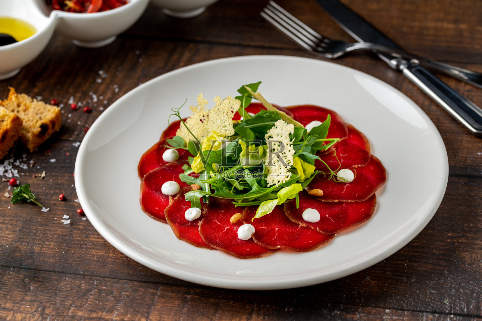 卡帕乔·迪·曼佐。生牛肉片配小牛肉、香蒜酱和帕尔马干酪照片摄影图片