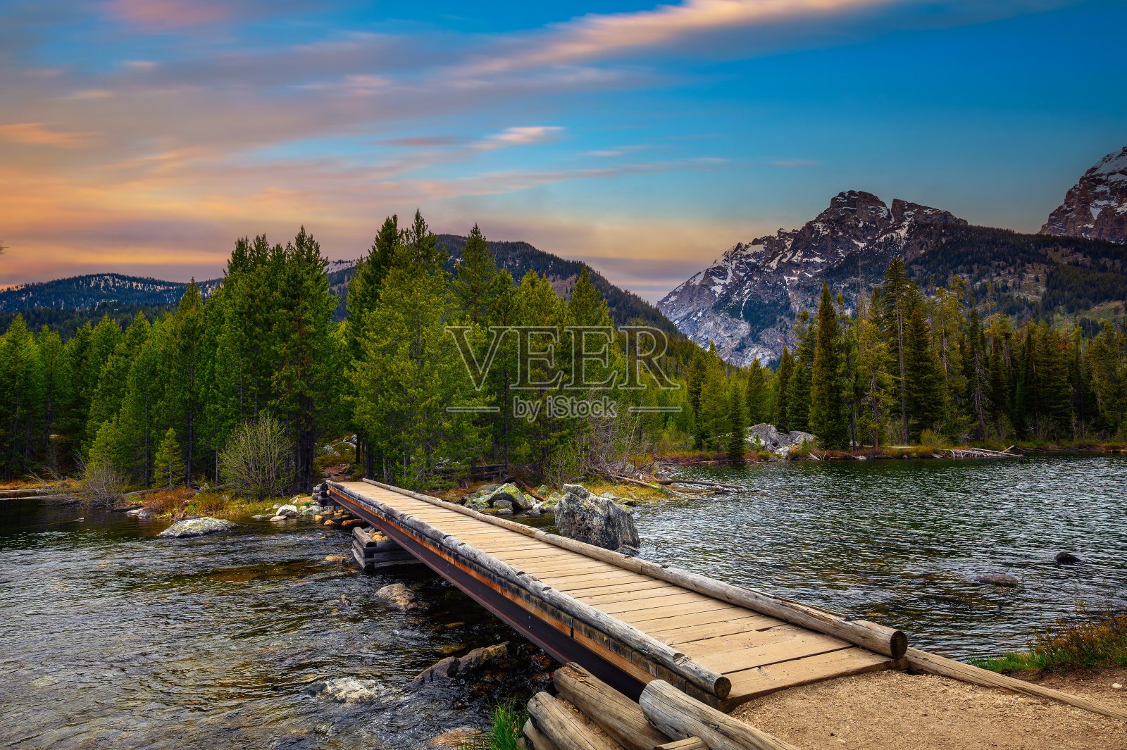 美国怀俄明州塔加特湖和大提顿山脉的日落照片摄影图片