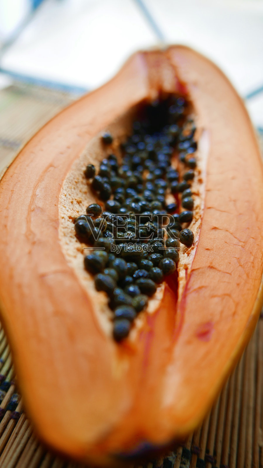 木瓜在桌子上。木瓜果实特写镜头。新鲜水果。木瓜种子照片摄影图片