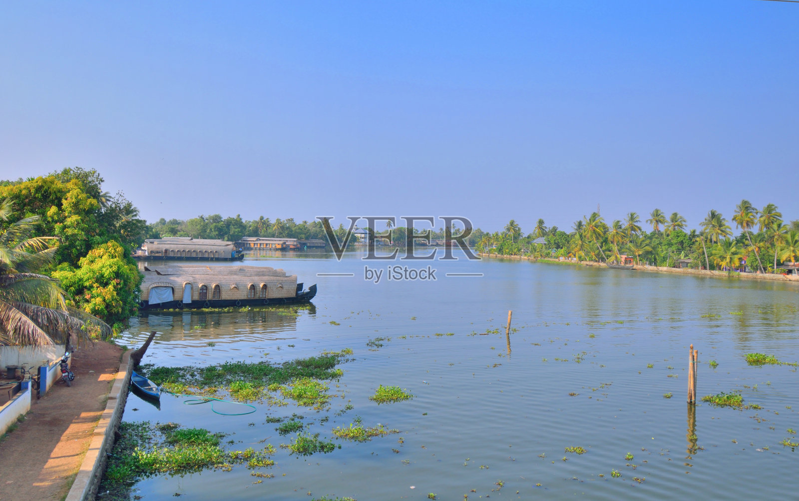 在阿勒佩的Nedumudy，喀拉拉邦的死水岸边停着船屋。照片摄影图片