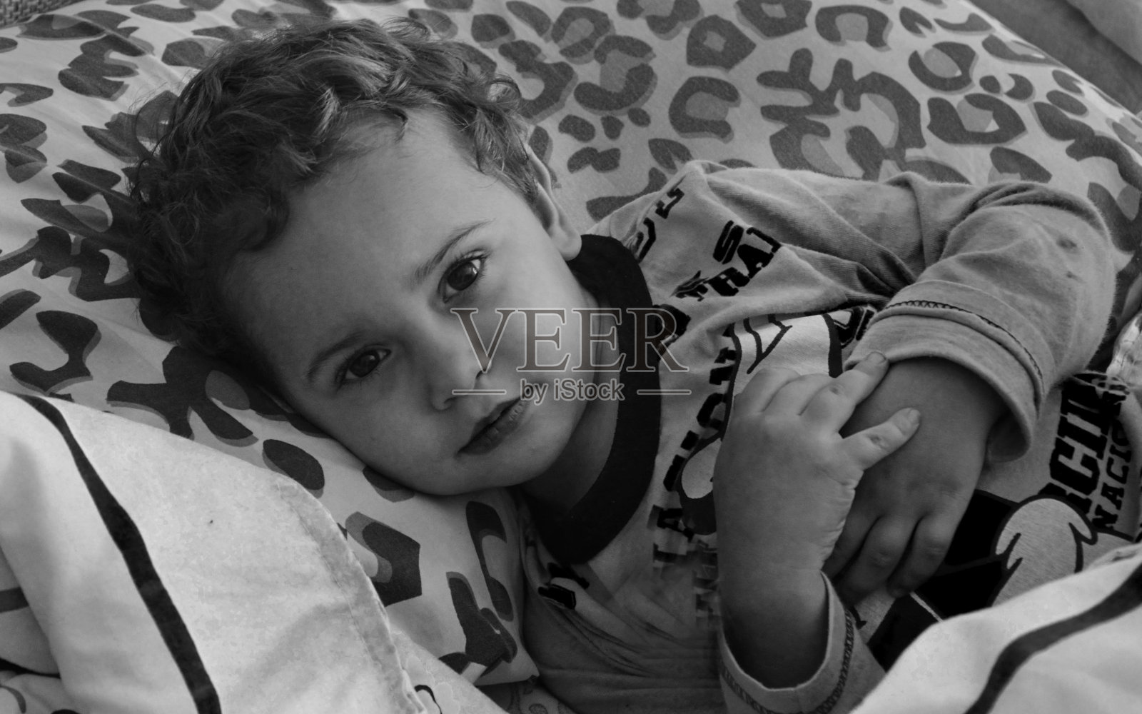 男孩-家-床-休息照片摄影图片