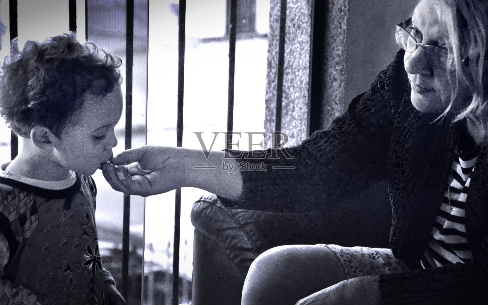 祖母-孙子-老房子-家庭生活照片摄影图片