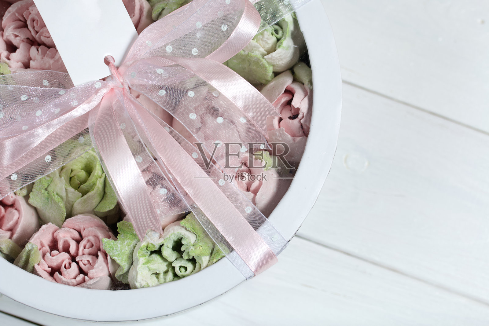 自制的棉花糖装在纸板箱里。和风花。盒盖透明。礼品包装。用丝带系着。照片摄影图片