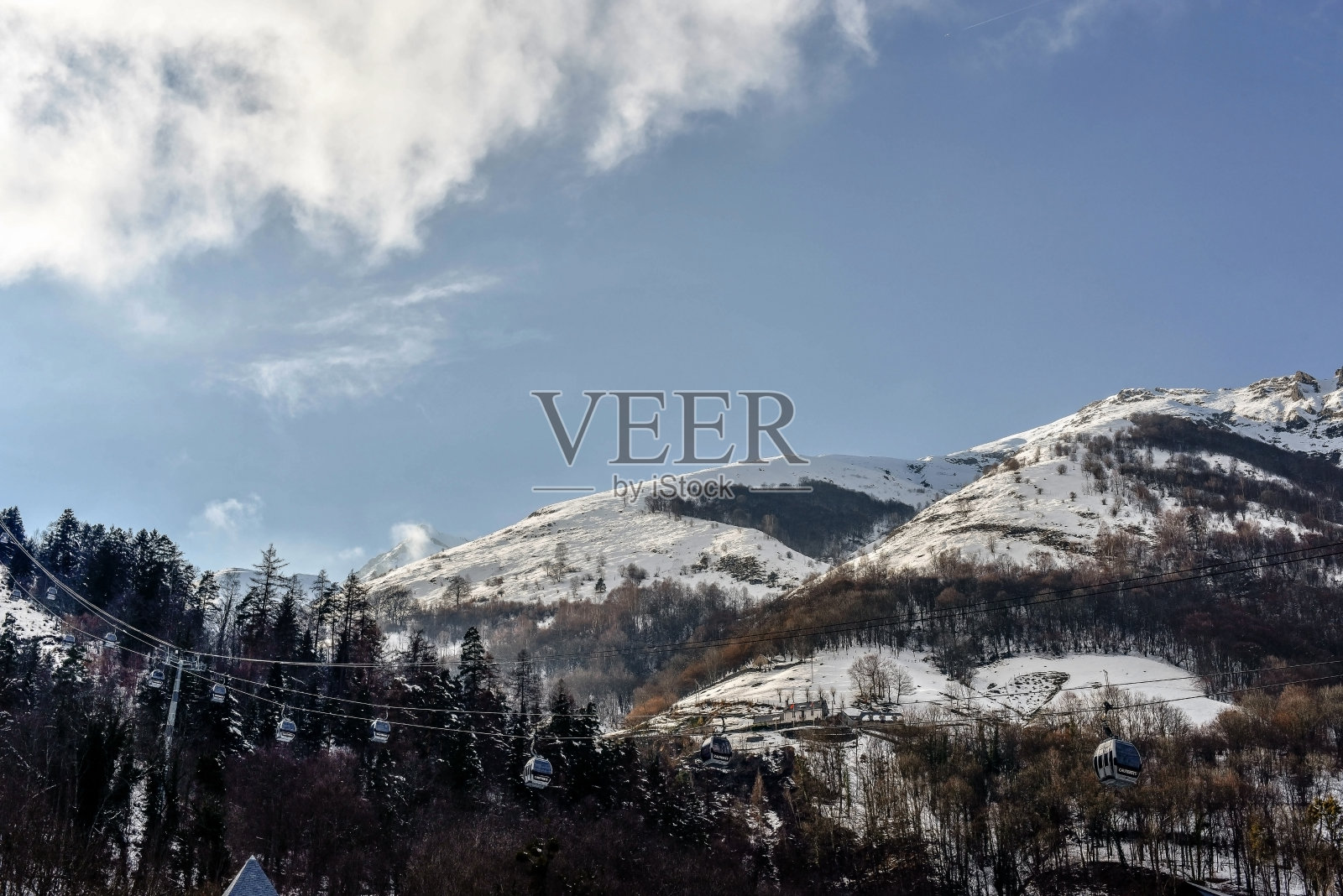 法国比利牛斯山脉著名滑雪胜地考德雷特的Telecabines照片摄影图片