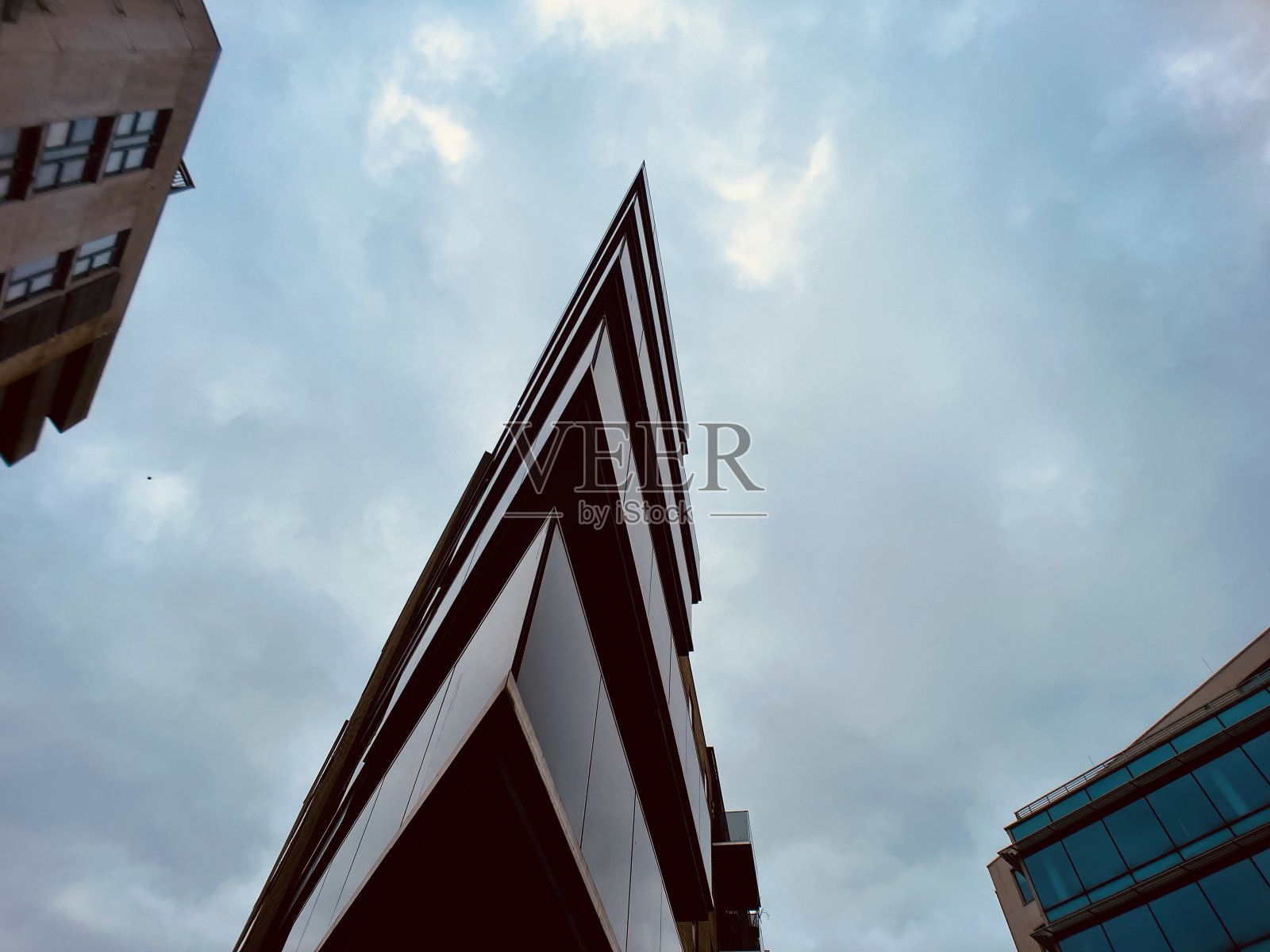 现代新建公寓楼照片摄影图片