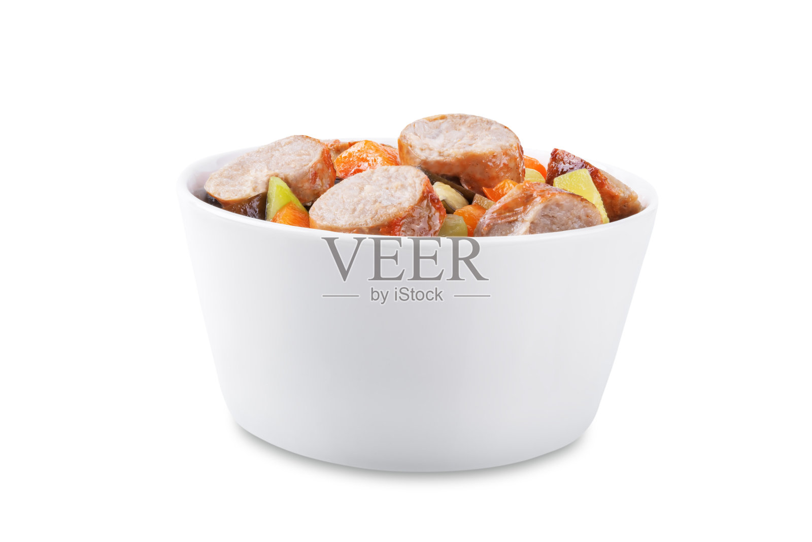 意大利香肠和准备好的蔬菜在白色孤立的背景照片摄影图片