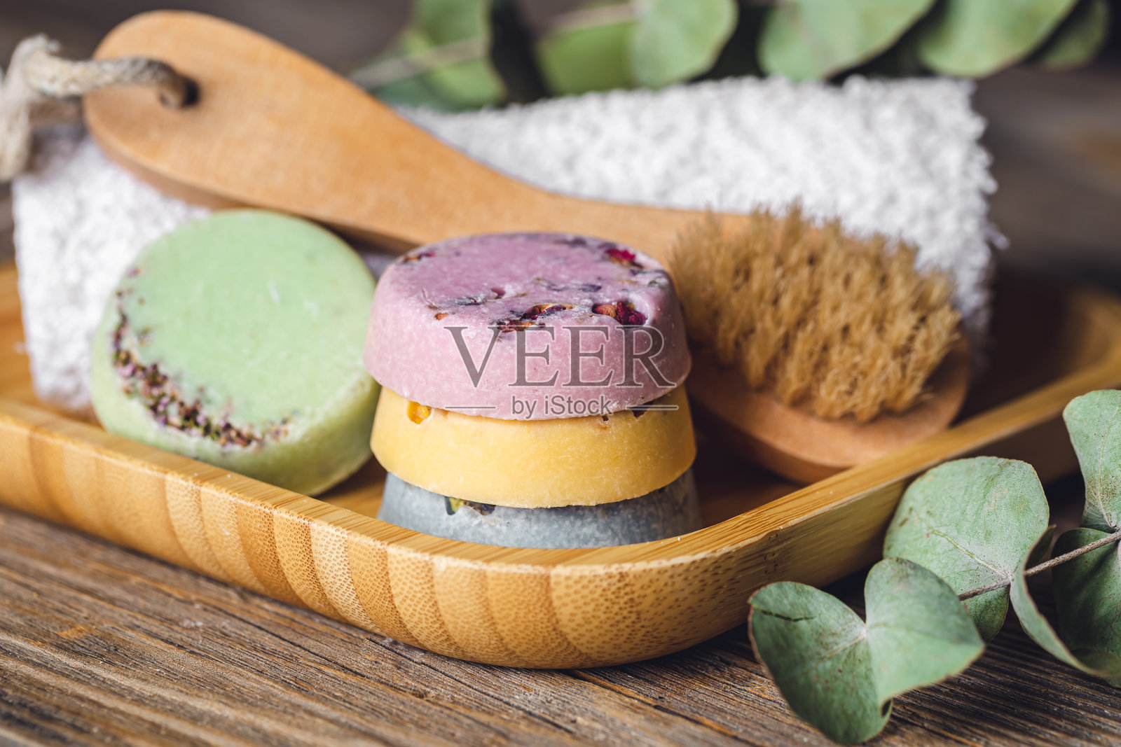 含有肥皂、刷子和毛巾的Spa成分。照片摄影图片