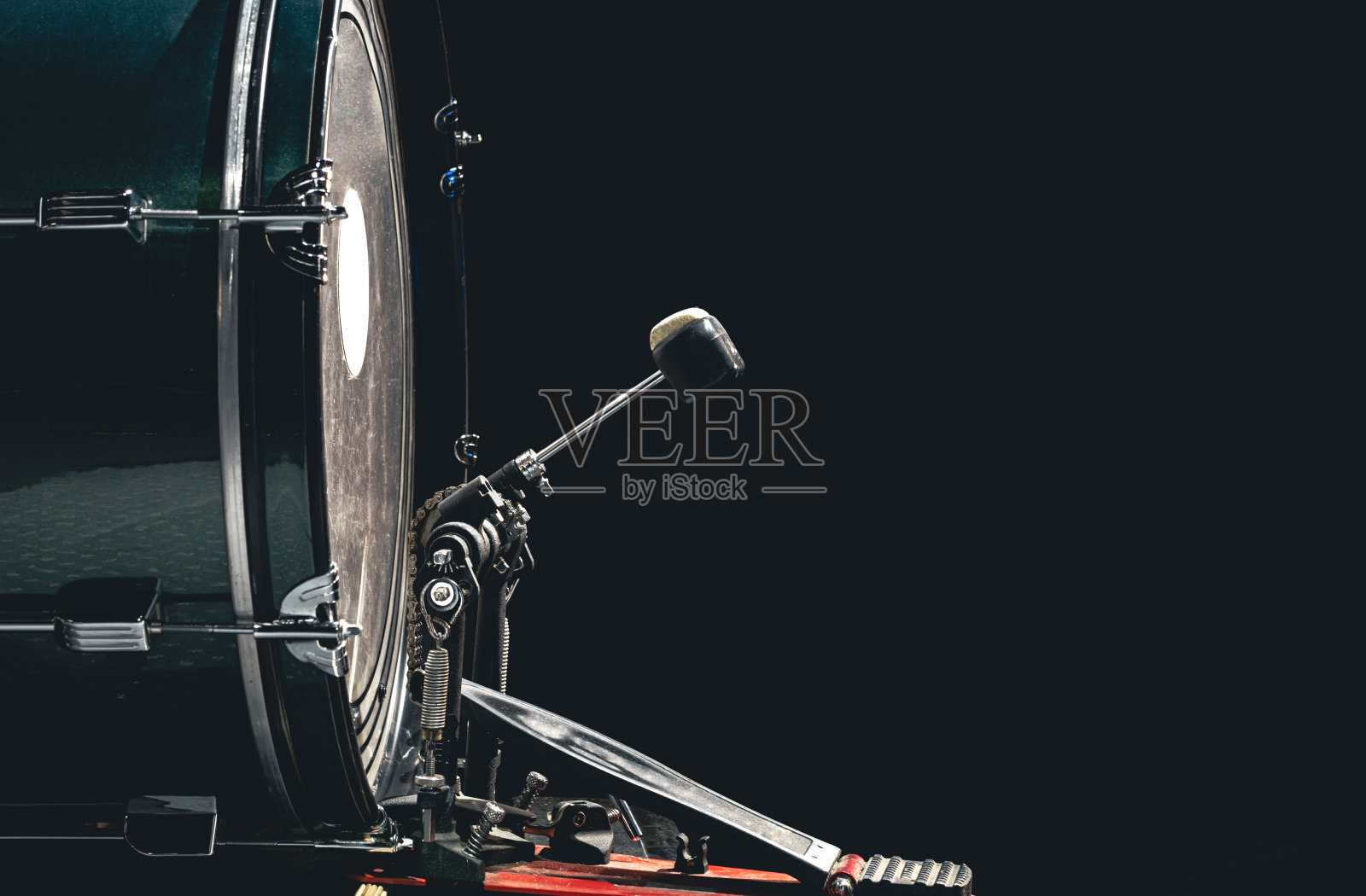 低音鼓与踏板，乐器在黑色背景。照片摄影图片