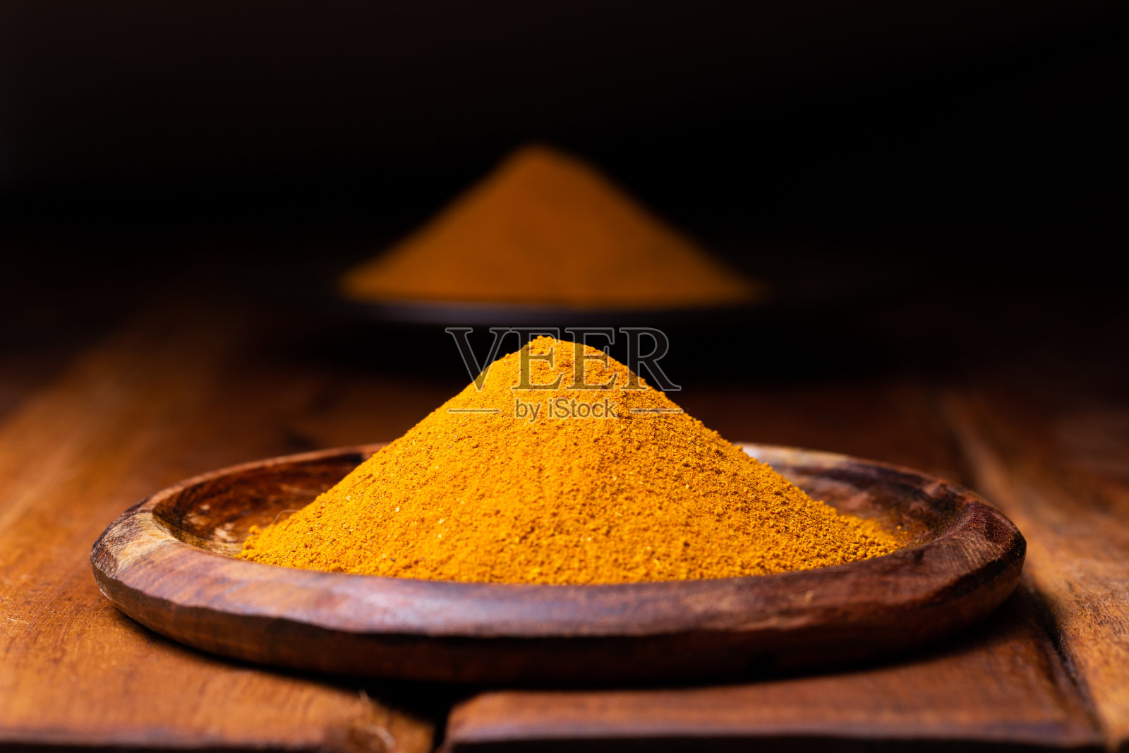 木勺和碗中的姜黄粉照片摄影图片