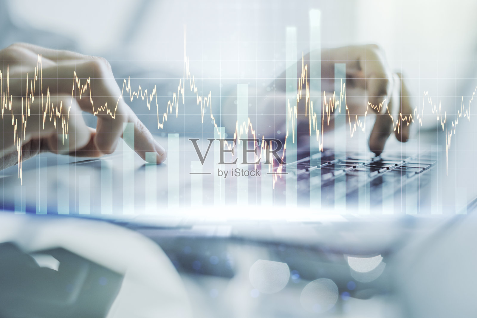 多重暴露的抽象创意金融图形与笔记本电脑上的手动打字背景，外汇和投资概念照片摄影图片