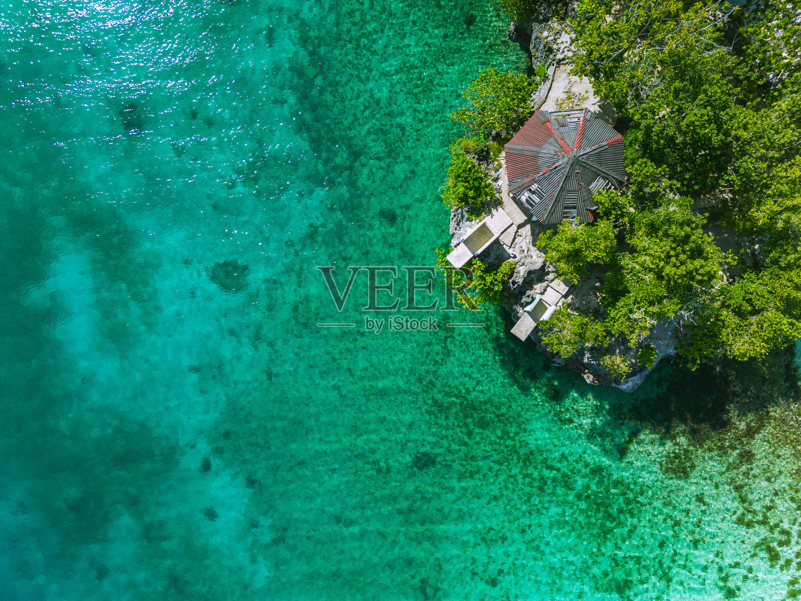 在锡基霍尔岛，一架无人机拍摄了蓝绿色清澈的水旁的一个休息屋照片摄影图片