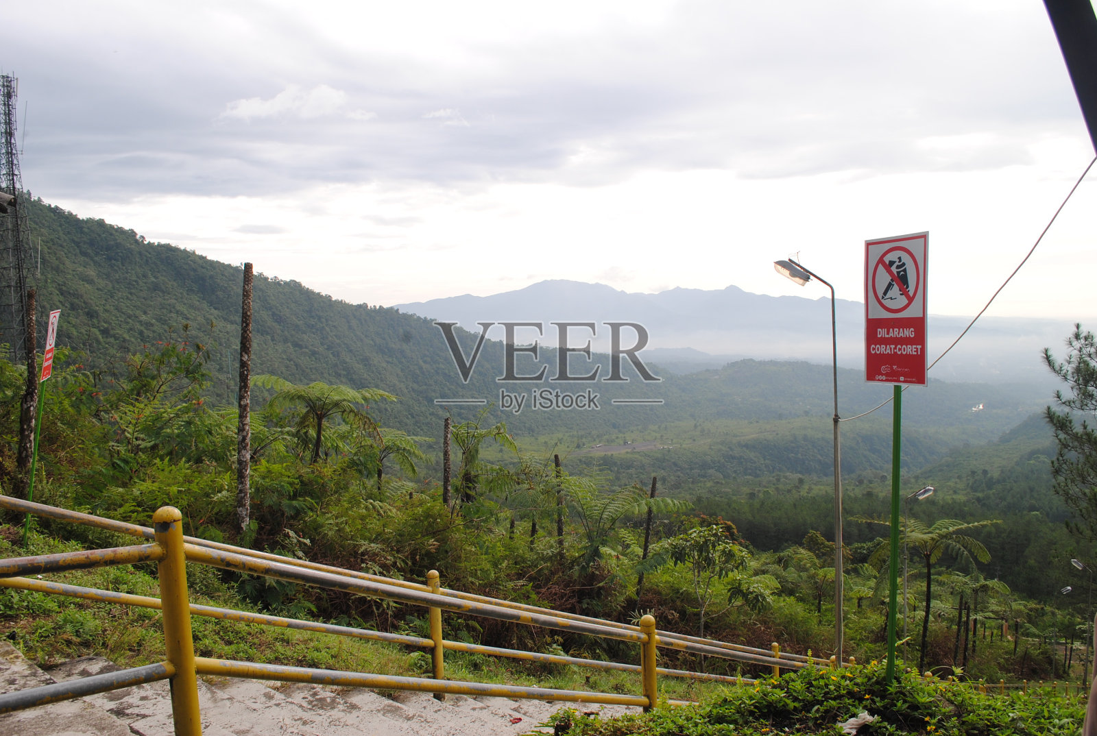 登上嘎龙宫山顶，阳光明媚照片摄影图片