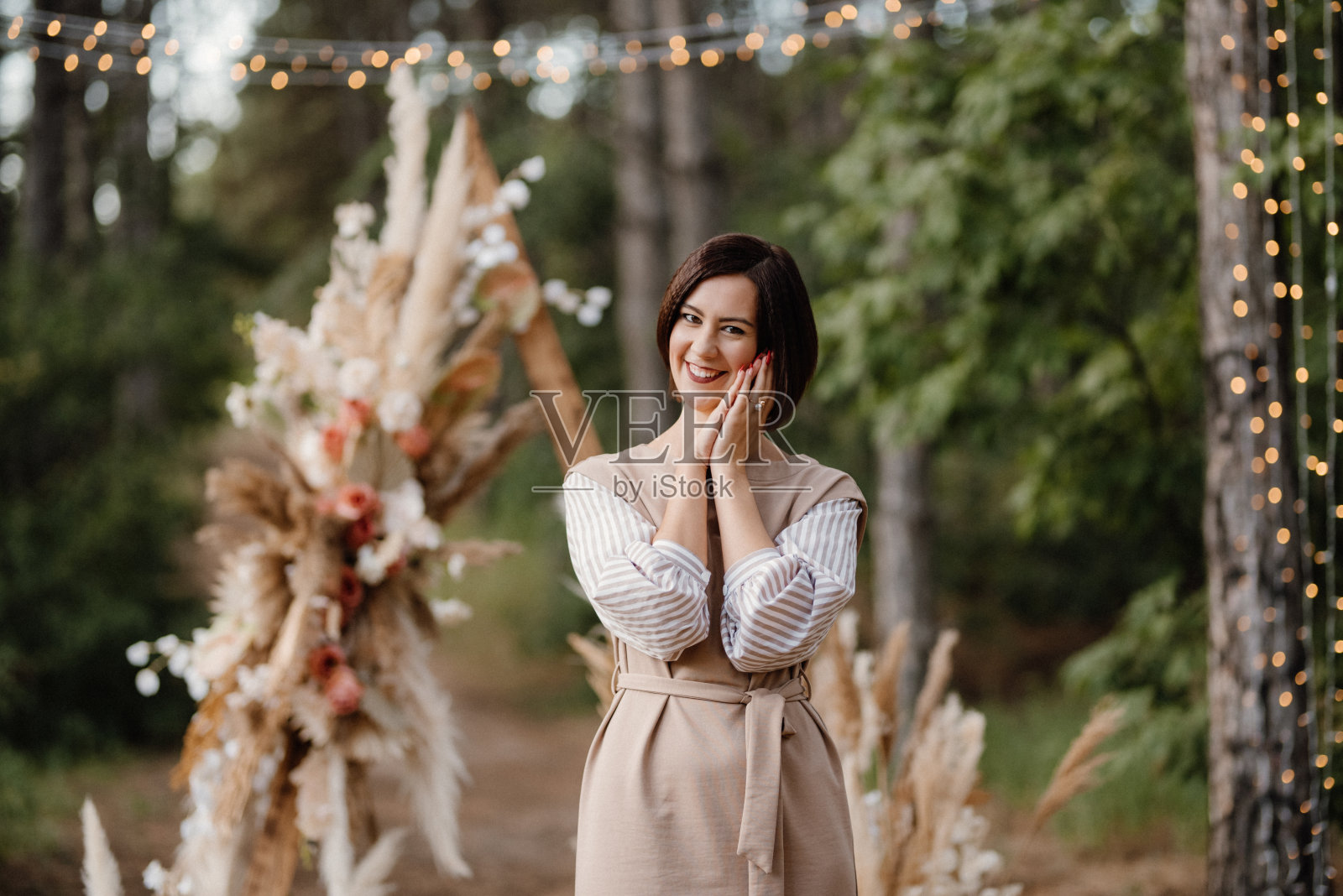 在拱门的背景下带领假期和婚礼的女孩照片摄影图片