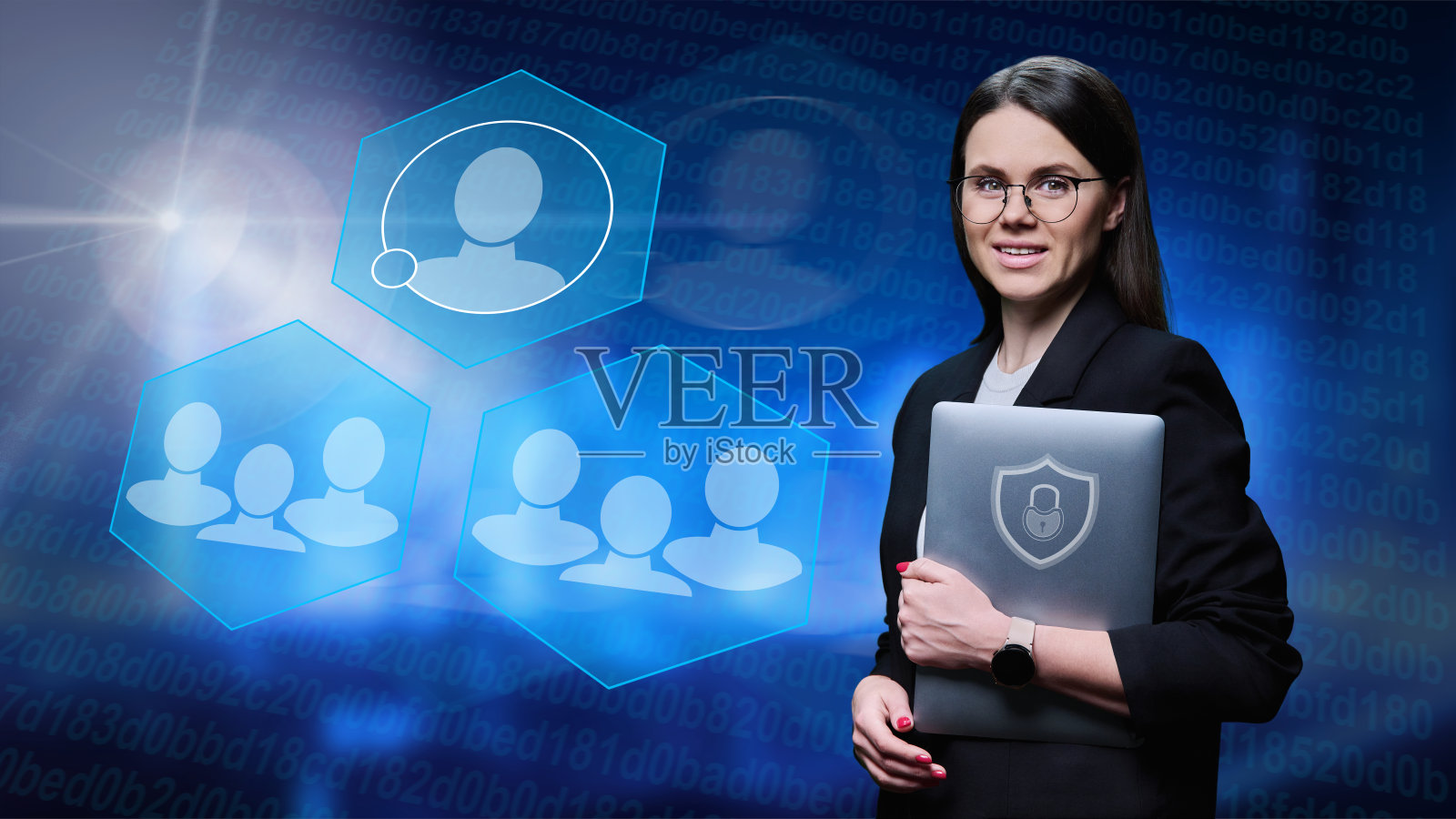 年轻的女商人的肖像与笔记本电脑。数字通信，数据保护照片摄影图片