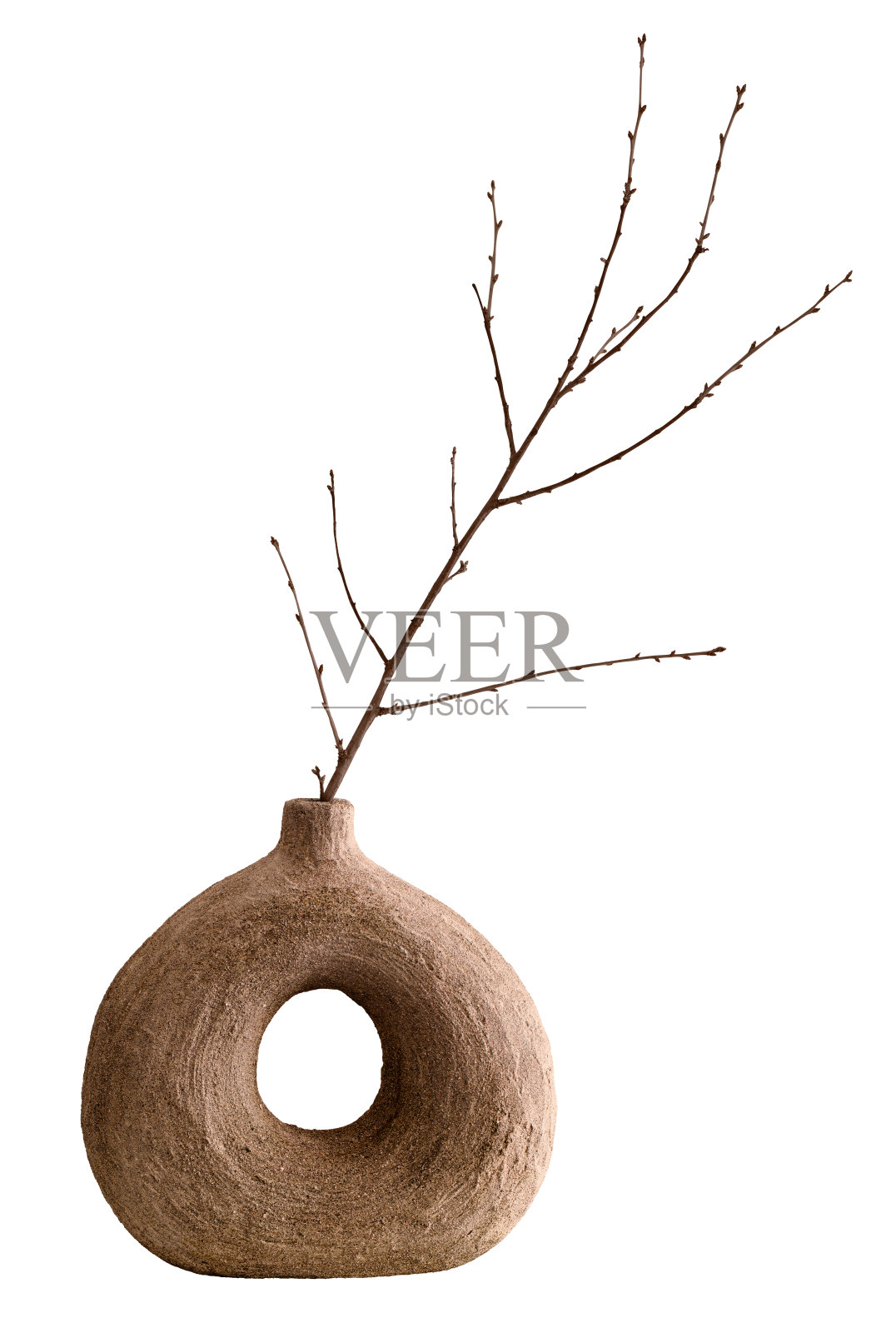 陶土花瓶像一个圆环，中间有一个洞用树枝做成照片摄影图片