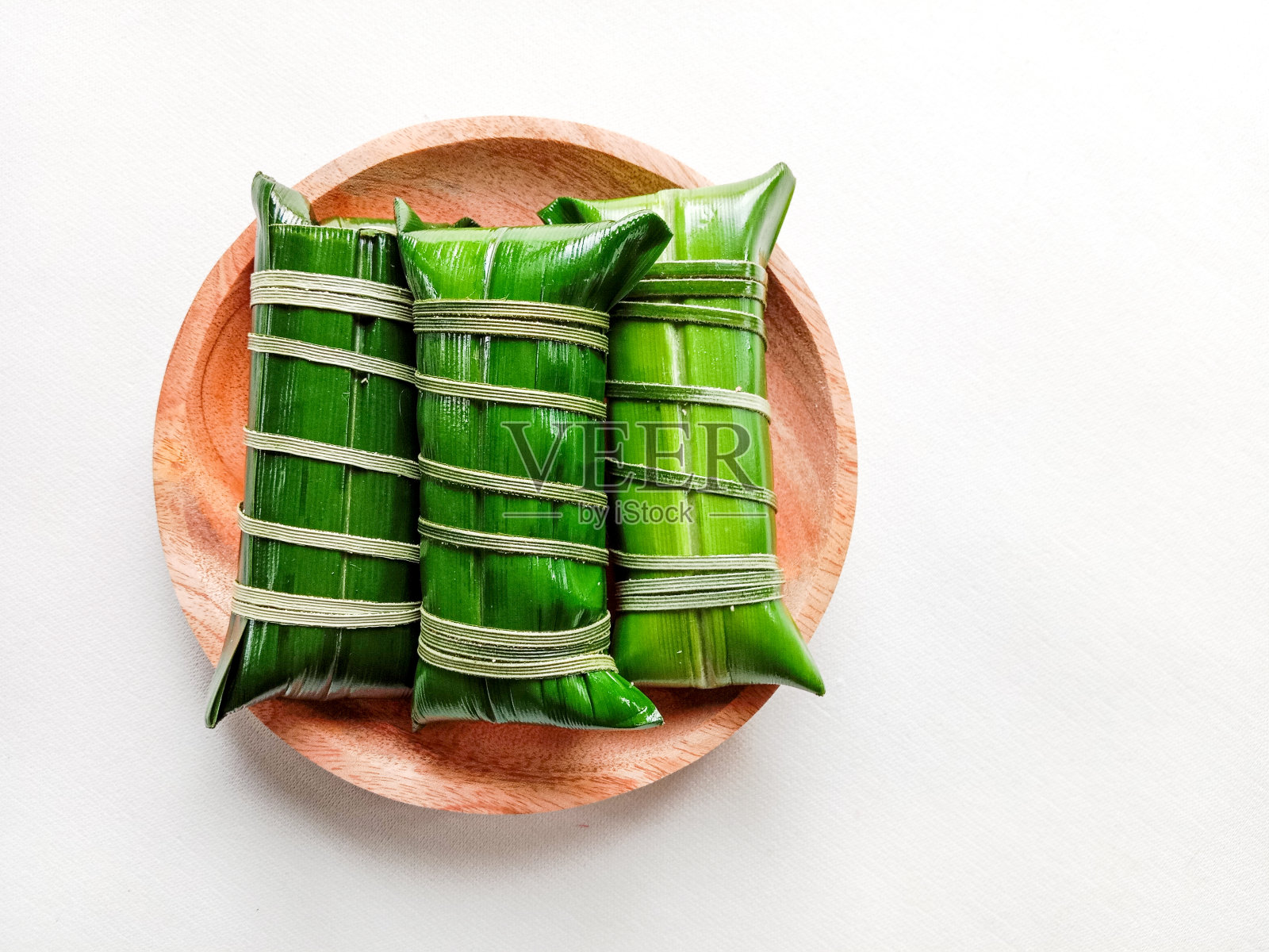 勒帕，勿里洞的传统食物，由糯米和椰奶制成，裹在露兜叶中。照片摄影图片