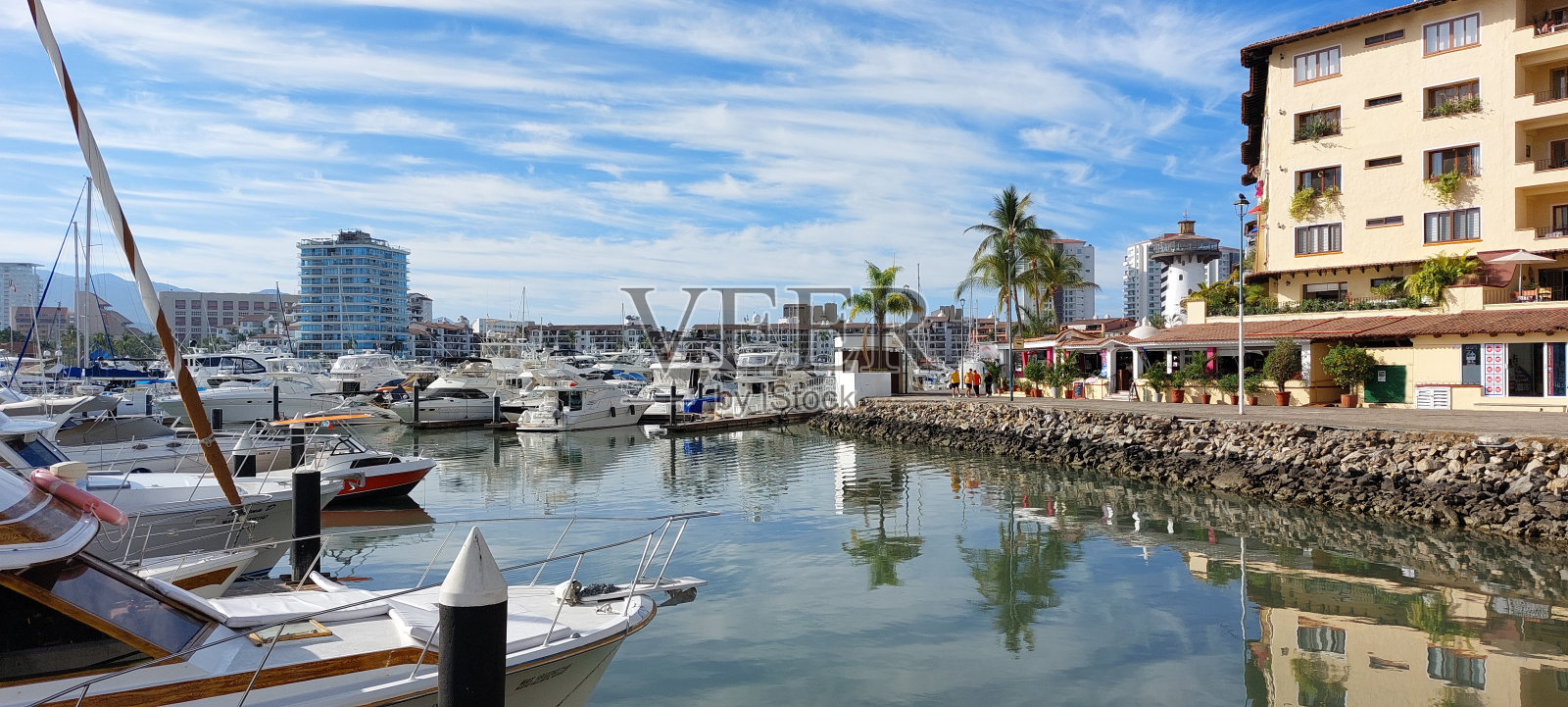 在巴亚尔塔港，哈利斯科，墨西哥码头的一般观点照片摄影图片