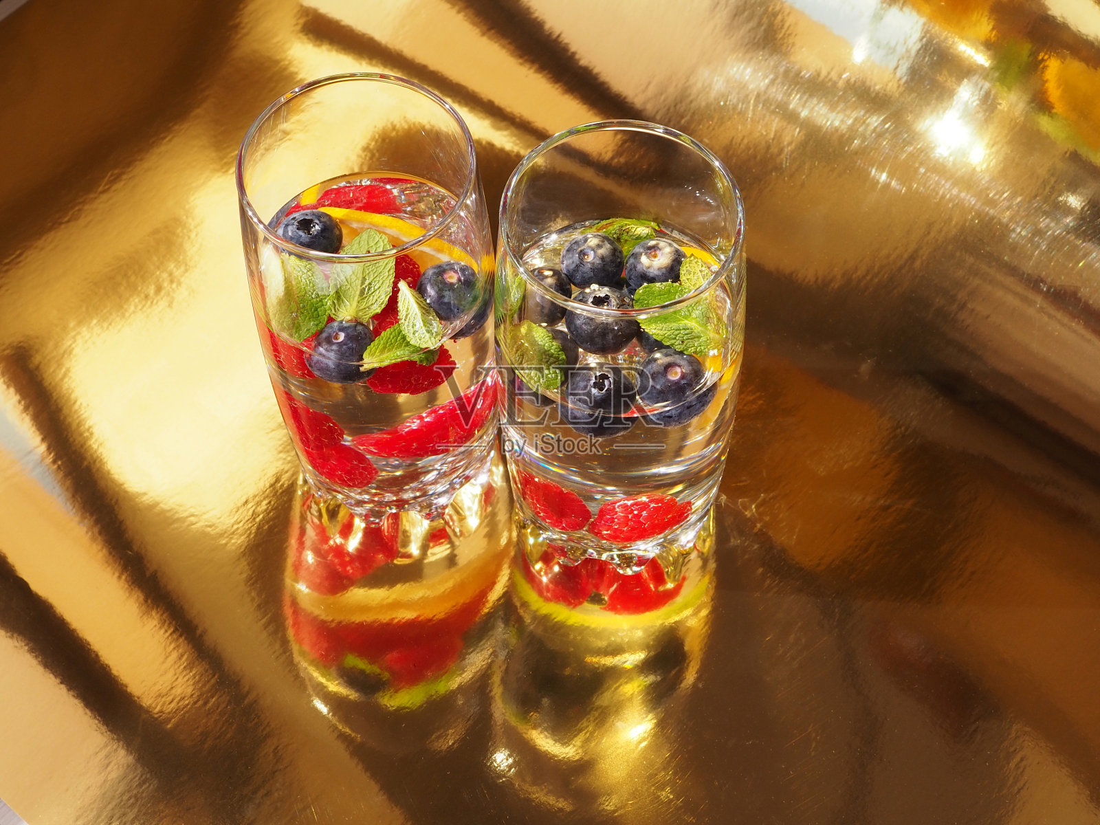 注入风味排毒水橙，蓝莓，覆盆子和薄荷照片摄影图片