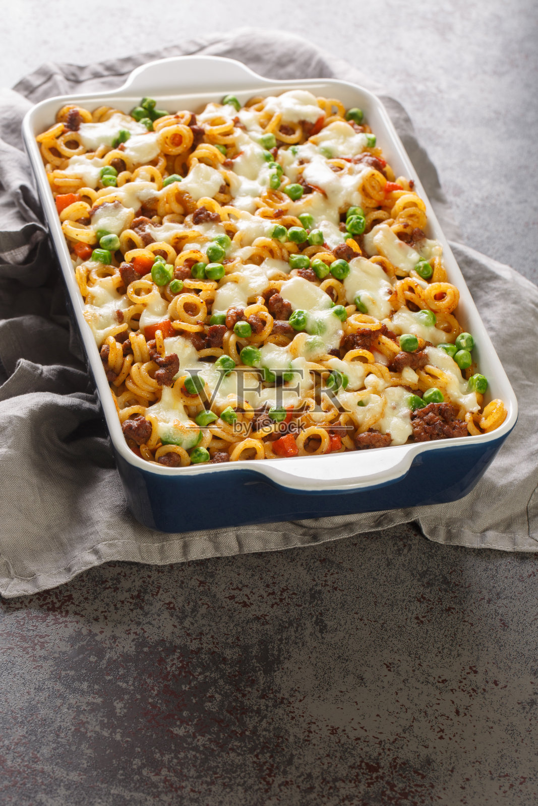 Anelli al Forno意大利面，用肉馅、蔬菜和奶酪在烤盘中烘烤。垂直照片摄影图片