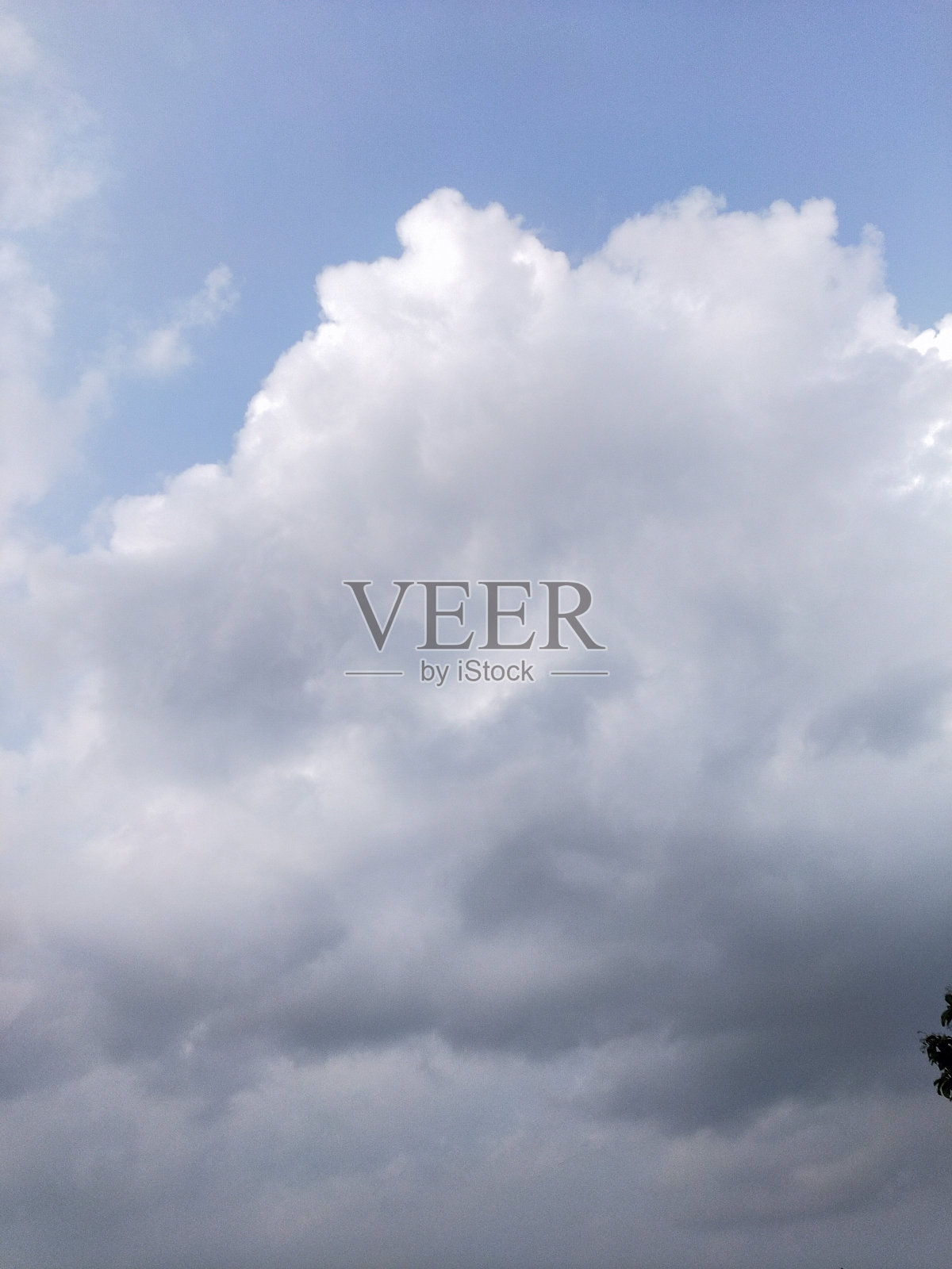 巨大的积雨云漂浮在傍晚的天空中照片摄影图片