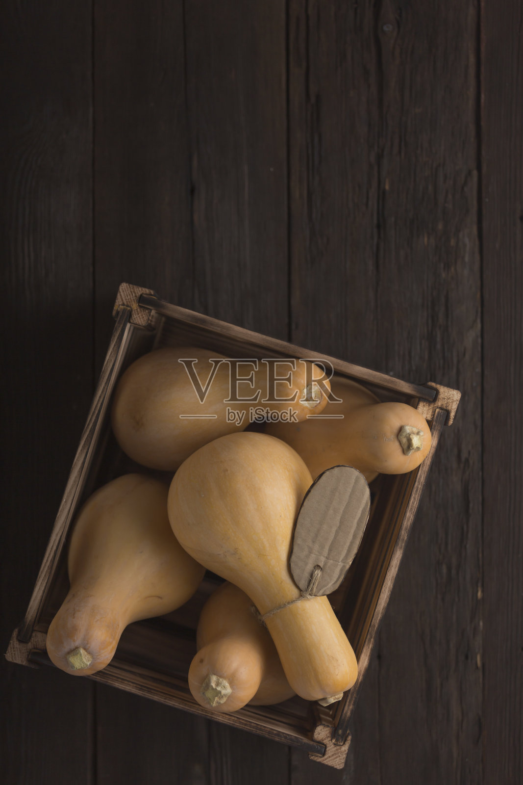 在盒子里的木桌上收获南瓜照片摄影图片