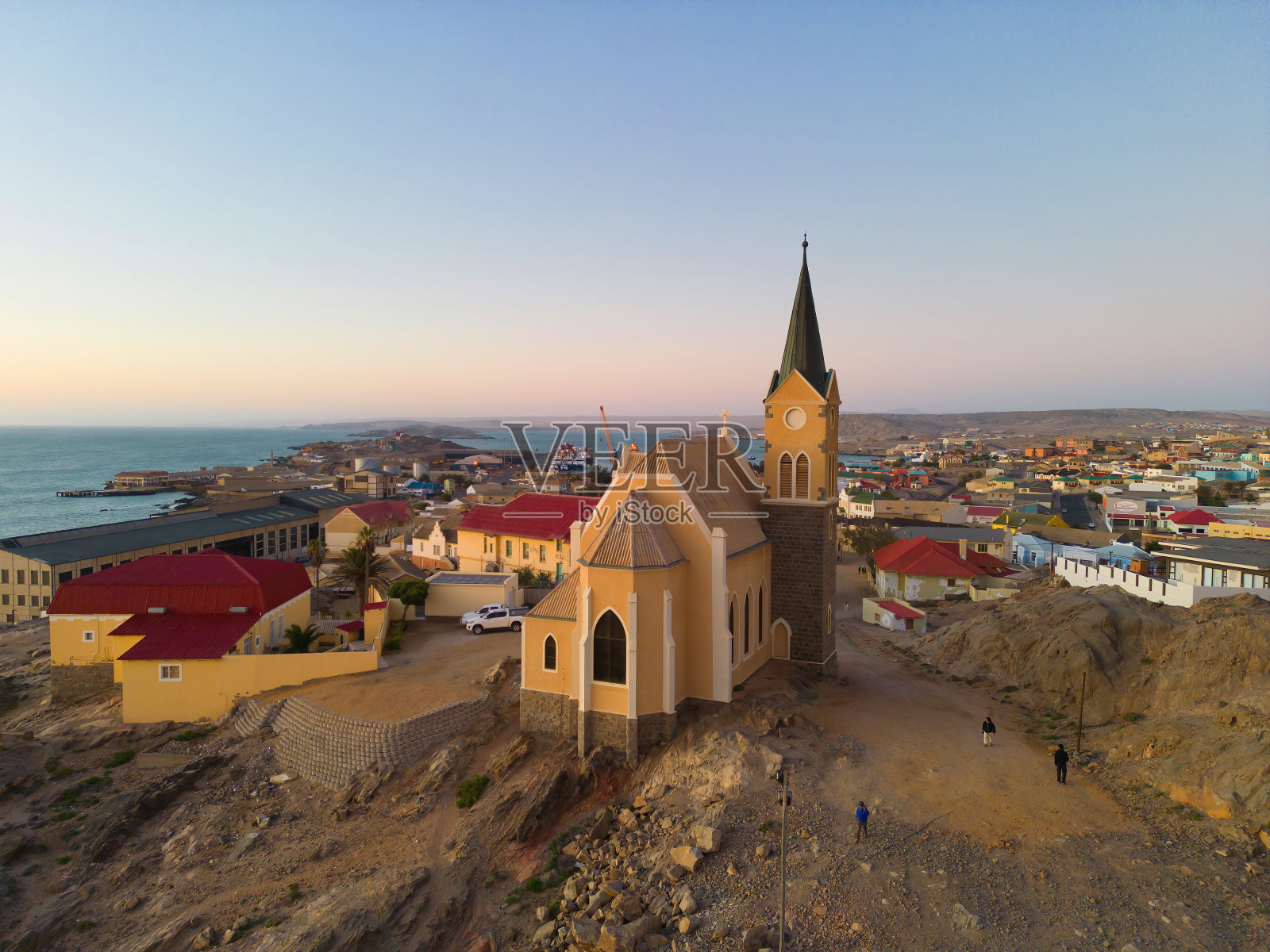 南非纳米比亚城市城镇的福音路德教会的鸟瞰图。旅游景点照片摄影图片