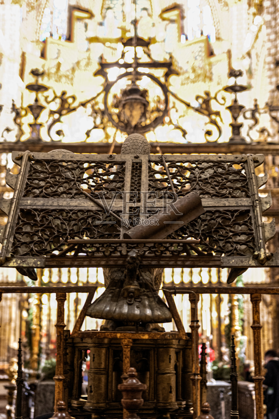 在托莱多的哥特大教堂为圣经站立照片摄影图片