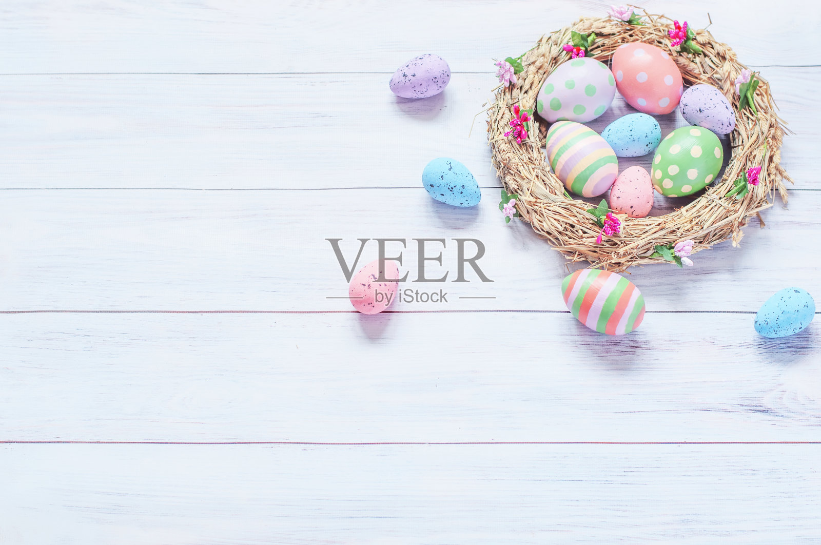 简约的复活节布置，在浅色的木质背景上放置复活节彩蛋照片摄影图片
