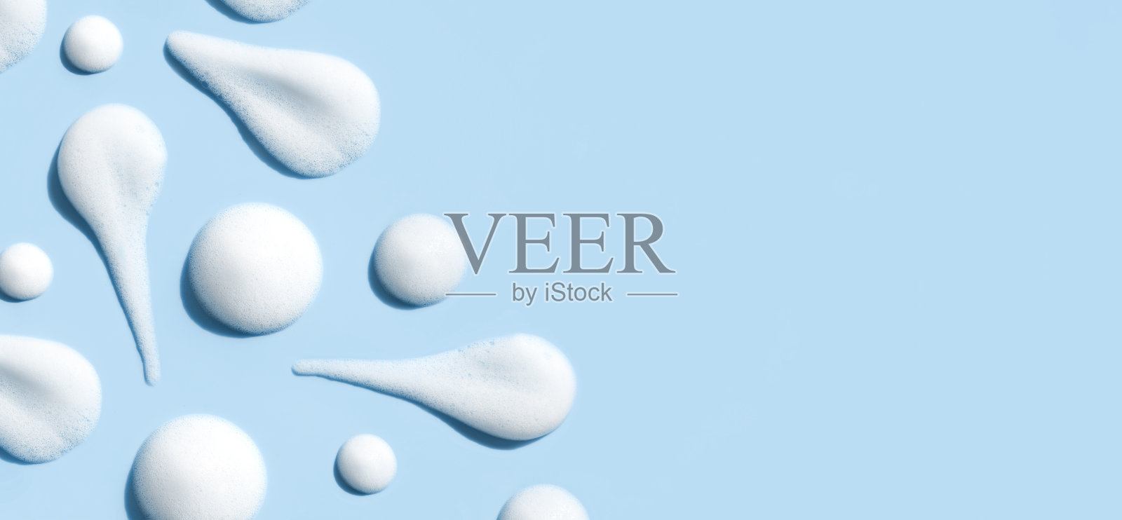 质地泡沫慕斯泡沫化妆品涂抹样本在蓝色背景照片摄影图片