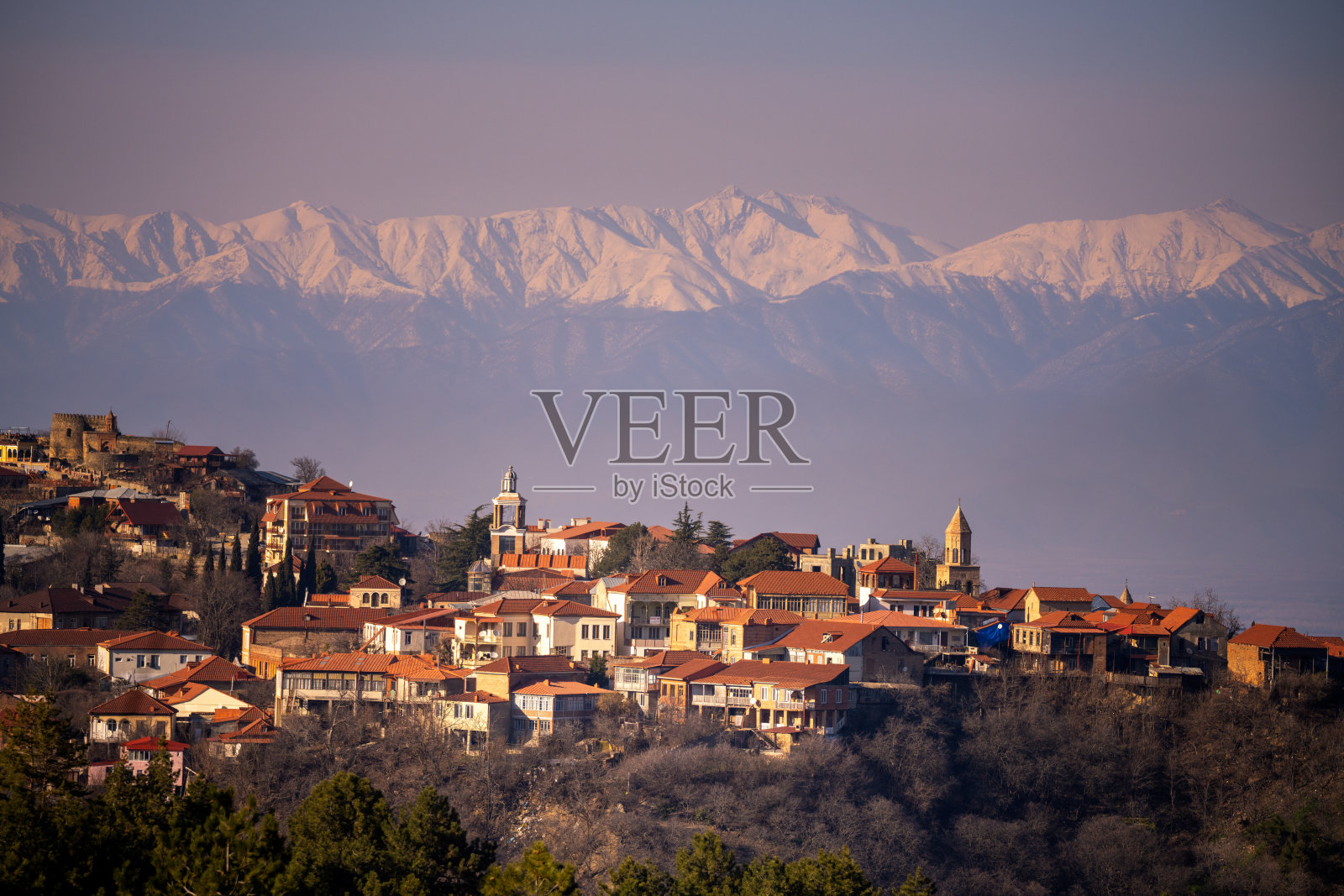 以高加索山脉为背景的Signagi镇的景色。乔治亚州照片摄影图片