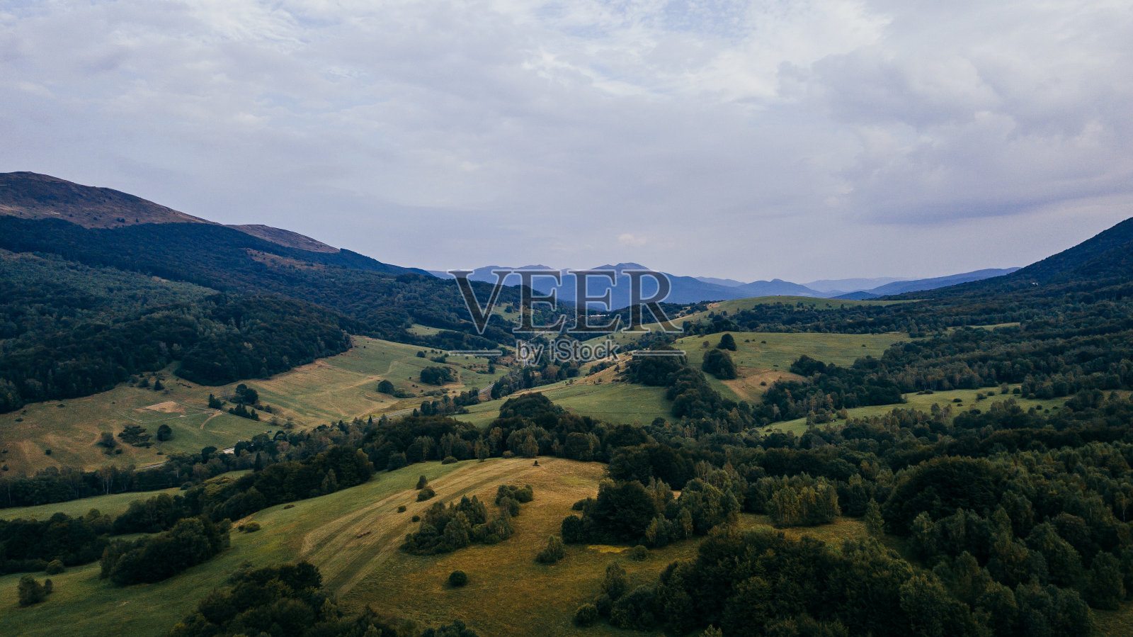 美丽的山景。波兰的Bieszczady山脉。照片摄影图片
