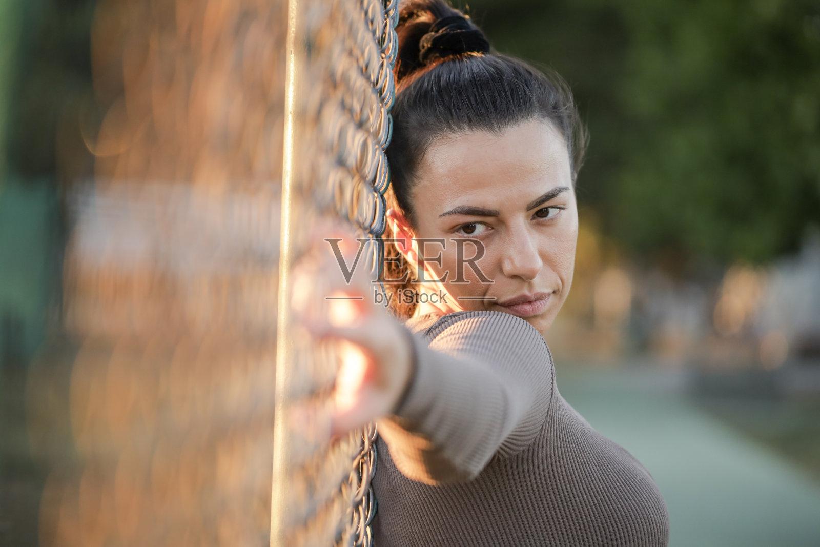 年轻又凶狠!照片摄影图片