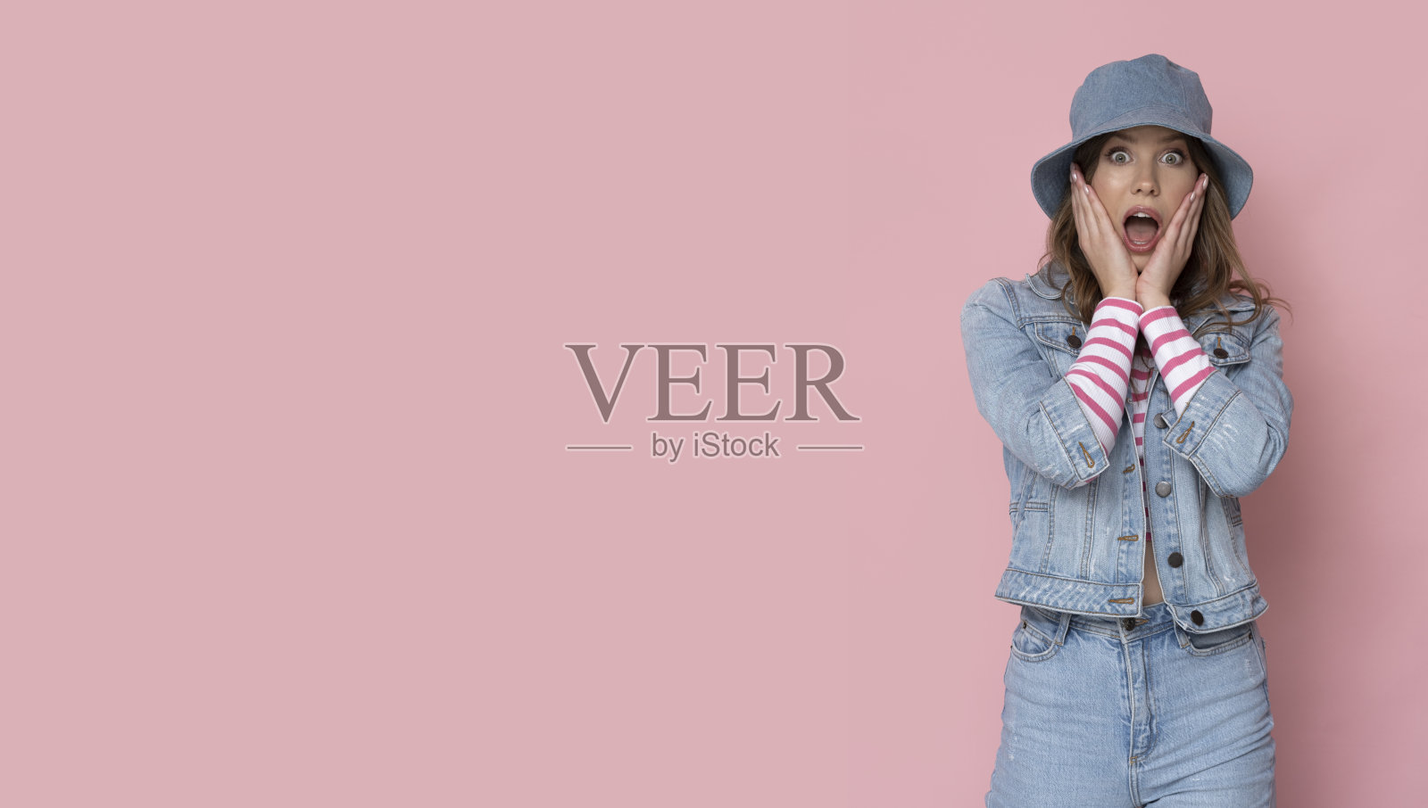 非常积极的年轻女性，穿着牛仔装。照片摄影图片