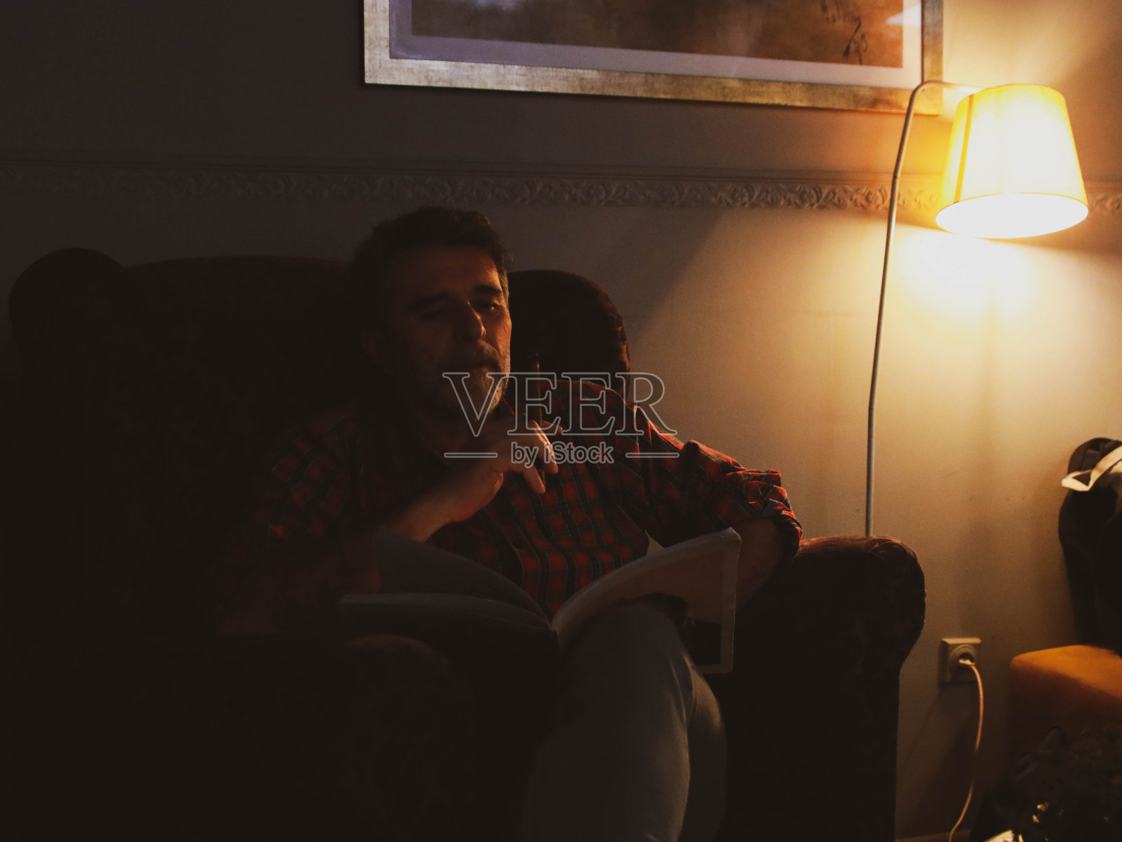 大胡子男人抽烟照片摄影图片