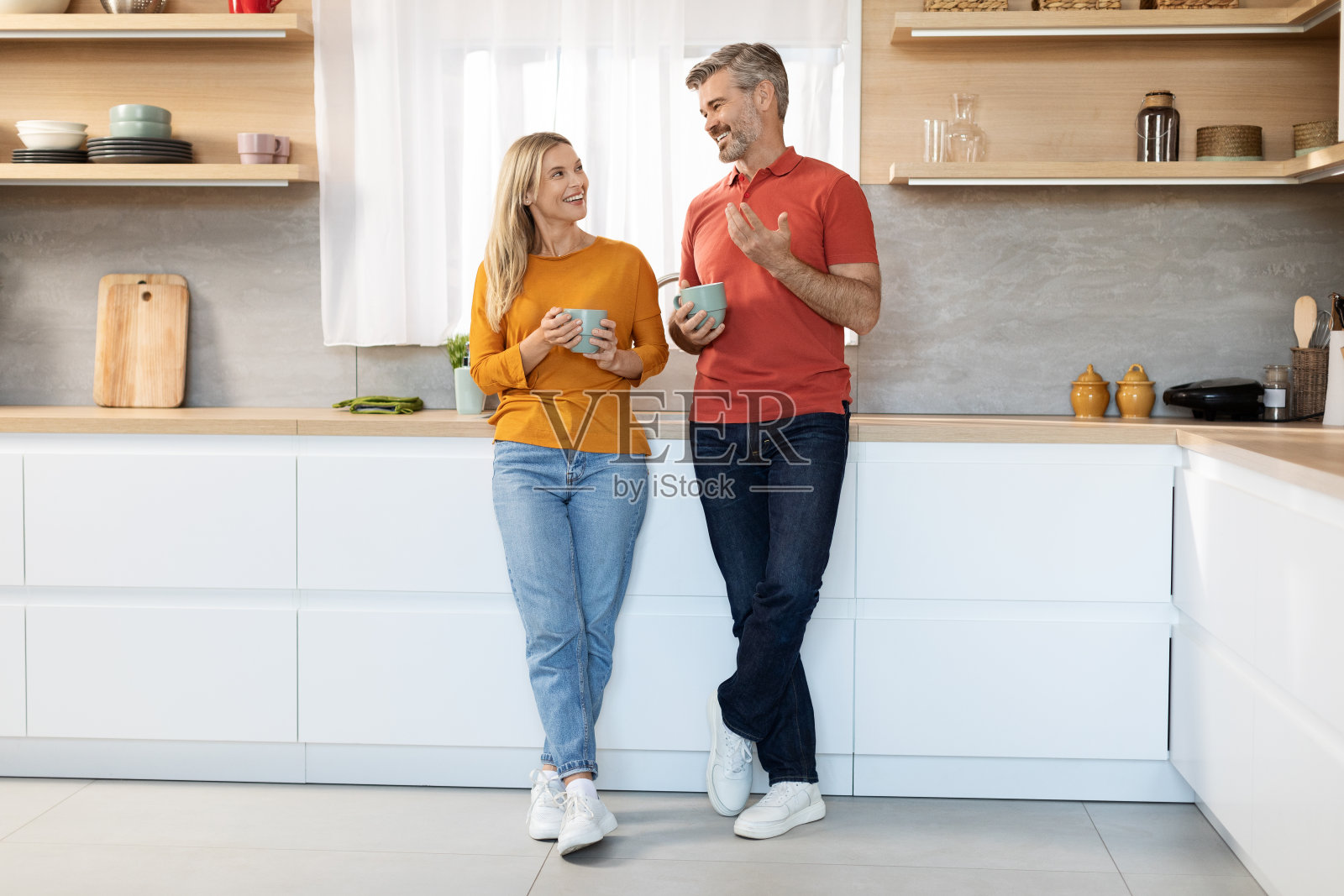 愉快的夫妇边喝茶边聊天照片摄影图片