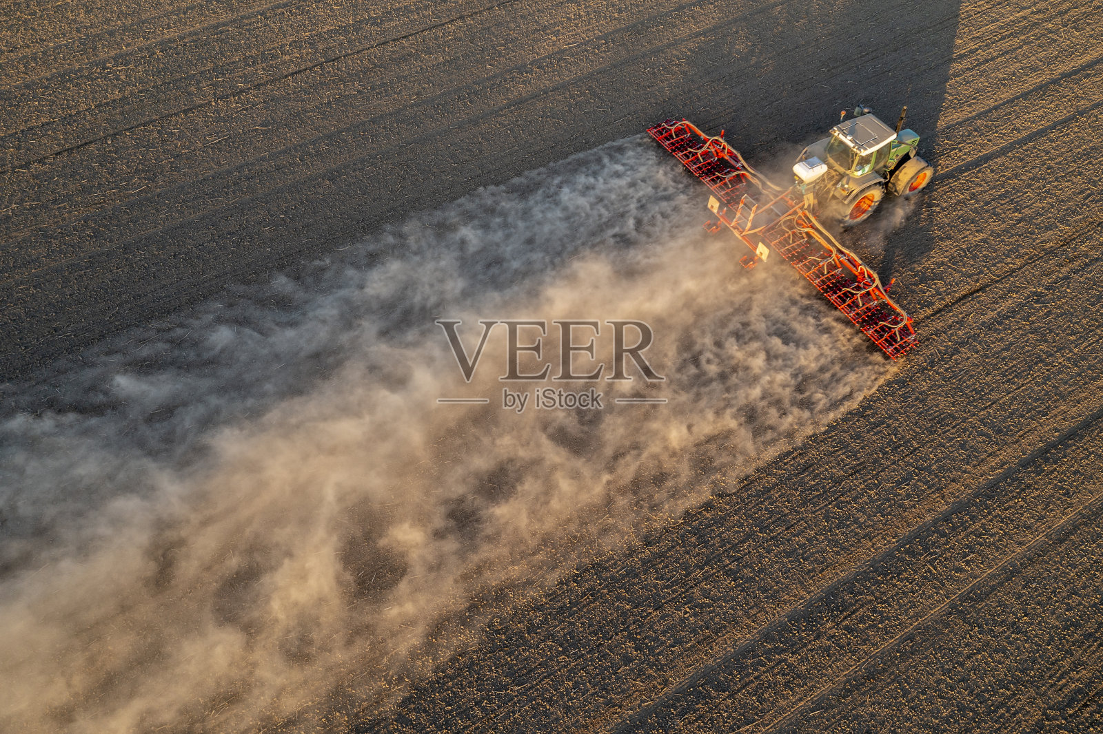 拖拉机种植谷物玉米，鸟瞰图照片摄影图片