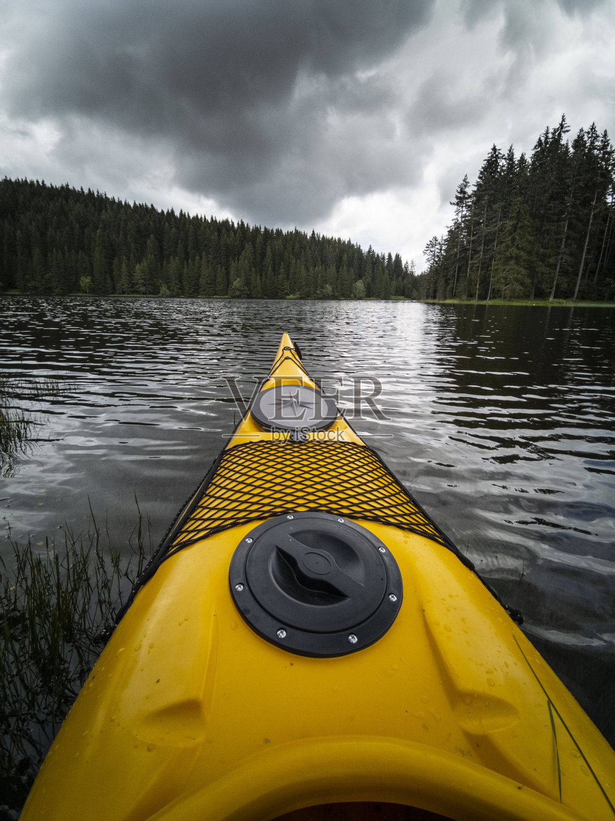 在山湖中划皮划艇，POV。划船旅游。照片摄影图片
